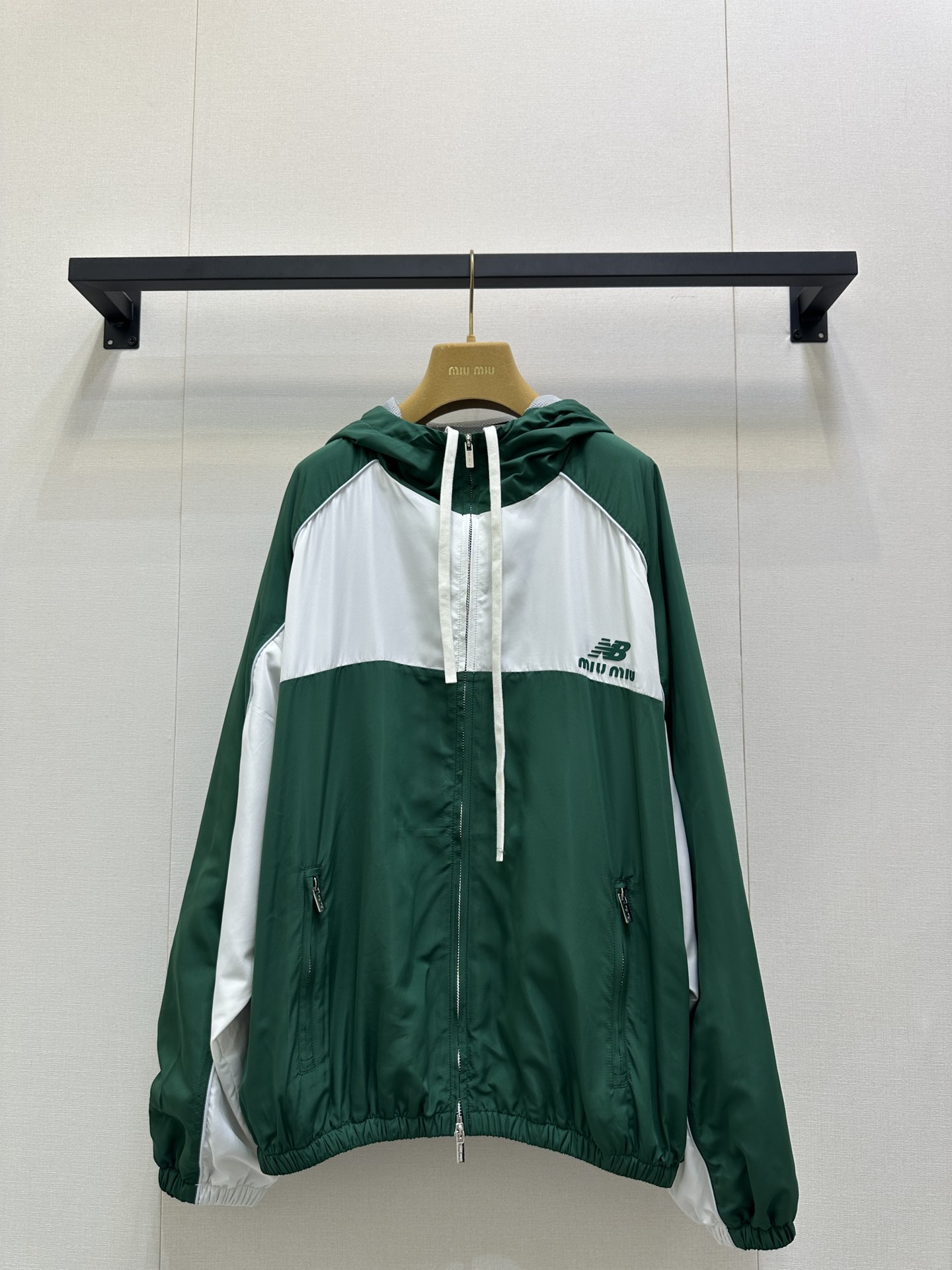 NO:546726,Miu Miu and New Balance 25FW early autumn joint tennis series. Contrast color splicing hooded jacket. Original development and high version production. This series is so eye-catching~ The contrasting color windproof jacket perfectly blends sporty functional style with high fashion sense. The color splicing has great visual tension. The brand logo and co-branded details are hidden in the design. The collision of sports coolness and light luxury texture. This dress is really eye-catching. It is the same style for men and women. Whoever wears it looks better in this series~ Look for my version  Spot sale SML large goods real shot,,miumiu,jackets & coats,jackets & coats,hats,alexander wang19860909Miu Miu 与 New Balance 25FW早秋联名款网球系列 撞色拼接连帽夹克外套 原版开发 高版本出品 这个系列太吸睛了～撞色防风外套把运动机能风与高级时装感融合得恰到好处 色彩拼接极具视觉张力 品牌标识和联名细节暗藏在设计里 运动潮酷与轻奢质感的碰撞 这款这么穿真的很出片 男女同款 谁穿谁好看系列～认准我家版本 现货发售SML大货实拍,,miumiu,jackets & coats,jackets & coats,hats,alexander wang,Women's clothing