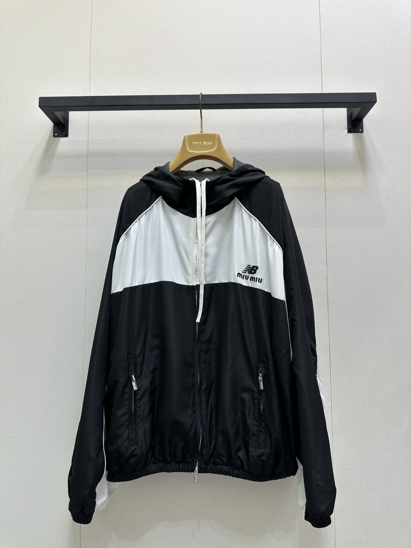 NO:546739,Miu Miu and New Balance 25FW early autumn joint tennis series Contrast color splicing hooded jacket jacket Original development High-end production This series is so eye-catching~ Contrast color windproof jacket blends sports function style and high fashion sense just right. The color splicing is very visually tense. Brand logo and joint details are hidden in the design. The collision of sports trend and light luxury texture. This style is really good to wear. The same style for men and women. Who wears it and who looks good in the series~ Identify my version. SML large-scale products are available in stock. Miumiu, jackets & coats, jackets & coats, hats, alexander wang19860909Miu Miu 与 New Balance 25FW早秋联名款网球系列 撞色拼接连帽夹克外套 原版开发 高版本出品 这个系列太吸睛了～撞色防风外套把运动机能风与高级时装感融合得恰到好处 色彩拼接极具视觉张力 品牌标识和联名细节暗藏在设计里 运动潮酷与轻奢质感的碰撞 这款这么穿真的很出片 男女同款 谁穿谁好看系列～认准我家版本 现货发售SML大货实拍,,miumiu,jackets & coats,jackets & coats,hats,alexander wang,Women's clothing