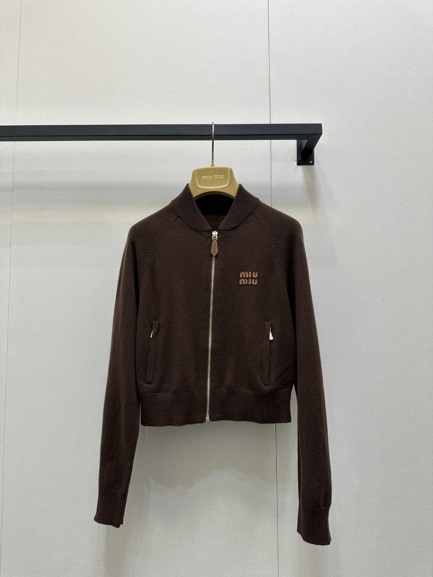 NO:548325,Miumi* 25Fw early autumn new style chocolate-stained zippered cashmere knit jacket丨Original development!  High-end production!  Ribbed stand collar college style zipper jacket style, yb metal zipper opening and closing, paired version of brown leather logo embroidery, decoration echoes the leather chain head full of detail, short clothes with long stretched body proportions, various short skirts and pants can be matched, the upper body is soft and sweet~Mujia Princess closed her eyes and went on sale S/M/L large-scale real-time photos, miumiu, skirts, jackets & coats, jackets & coats, alexander wang19860909Miumi* 25Fw早秋新款 巧克力色拉链羊绒针织外套丨原版开发！高版出品！罗纹立领学院风拉链夹克版型,yb金属拉链开合,对版的棕色皮革logo徽标刺绣,装饰呼应皮革链头细节感十足,短款衣长拉伸身形比例显高瘦,各种小短裙、裤子都可以搭,上身整个人软软的甜甜的~谬家公主闭眼入 现货发售S/M/L大货实拍,,miumiu,skirts,jackets & coats,jackets & coats,alexander wang,Women's clothing