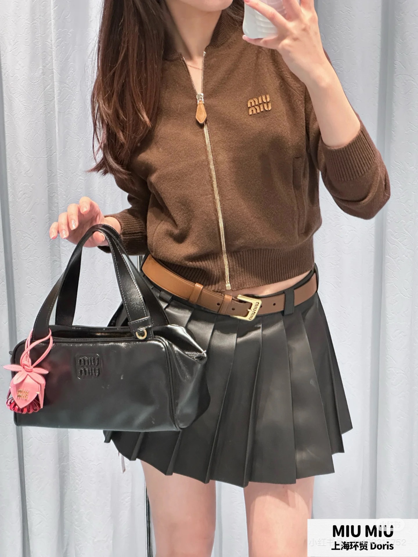 NO:548329,Miumi* 25Fw early autumn new style chocolate-stained zippered cashmere knit jacket丨Original development!  High-end production!  Ribbed stand collar college style zipper jacket style, yb metal zipper opening and closing, paired version of brown leather logo embroidery, decoration echoes the leather chain head full of detail, short clothes with long stretched body proportions, various short skirts and pants can be matched, the upper body is soft and sweet~Mujia Princess closed her eyes and is available in stock S/M/L, miumiu, skirts, jackets & coats, jackets & coats, alexander wang19860909Miumi* 25Fw早秋新款 巧克力色拉链羊绒针织外套丨原版开发！高版出品！罗纹立领学院风拉链夹克版型,yb金属拉链开合,对版的棕色皮革logo徽标刺绣,装饰呼应皮革链头细节感十足,短款衣长拉伸身形比例显高瘦,各种小短裙、裤子都可以搭,上身整个人软软的甜甜的~谬家公主闭眼入 现货发售S/M/L,,miumiu,skirts,jackets & coats,jackets & coats,alexander wang,Women's clothing