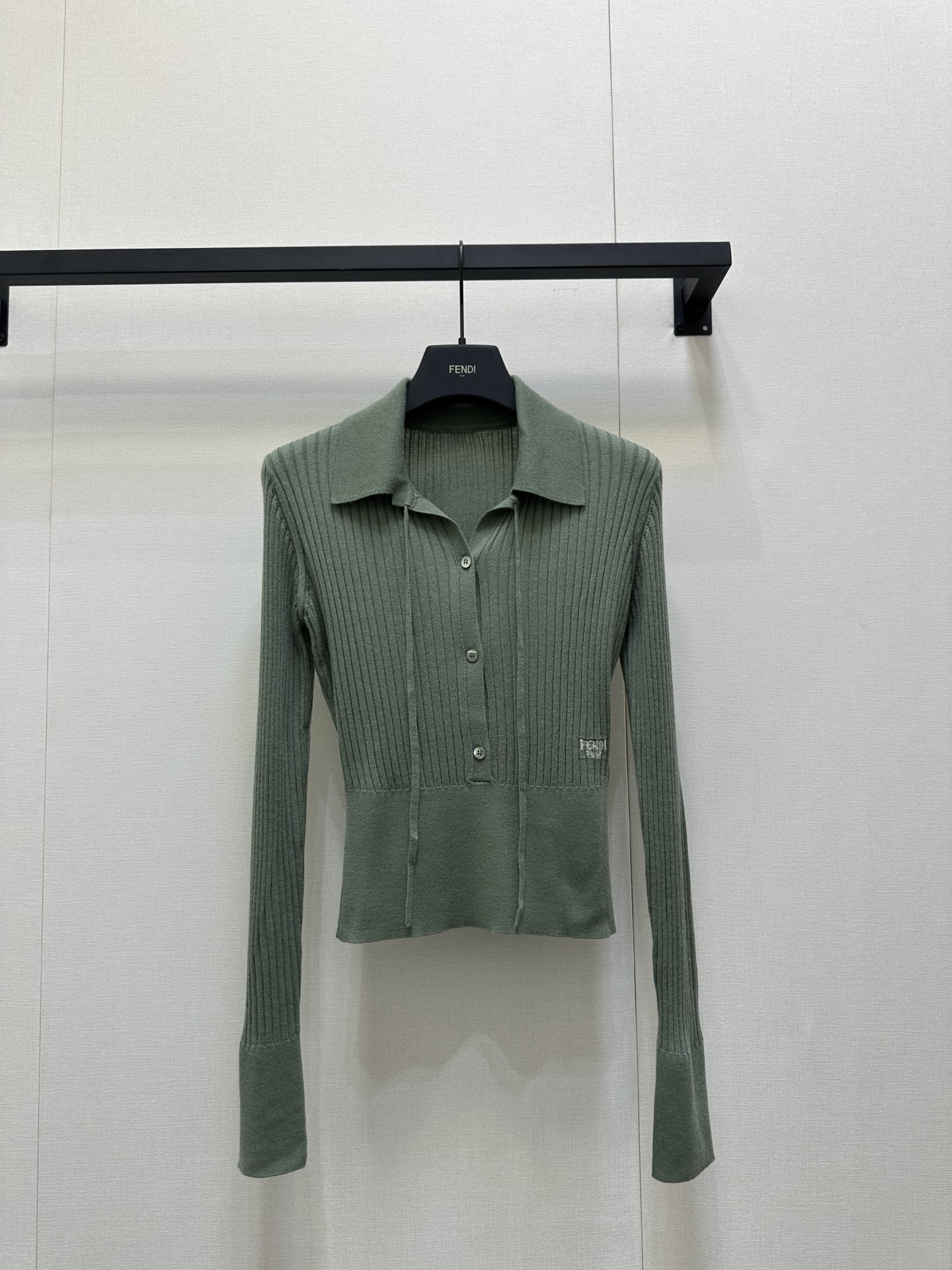 NO:548357,Fendi*25FW early autumn new style, ribbed knitted short-sleeved cashmere Polo sweater丨Original development!  High-end production!  The delicate rib knitting process is used to cleverly blend the softness of cashmere with the crispness of knitted. When it is attached to the skin, it is wrapped in the cashmere. However, the ribbed structure presents a neat and slim line feel, which easily outlines the pretty outline of the French girl. The half-open collar design is the finishing touch, and the casual and exquisiteness can be switched between the pull-up and the brand logo embroidery at the waist, which shows the luxury brand genes in a low-key manner. S/M/L 2-color large-scale goods are available in stock, fendi, sweaters, T-shirt, alexander wang19860909Fendi*25FW早秋新款 罗纹针织短袖羊绒Polo毛衣丨原版开发！高版出品！采用细腻罗纹针织工艺,将羊绒的柔糯与针织的挺括巧妙融合,贴肤时是羊绒的温柔包裹,视觉上却因罗纹结构呈现出利落修身的线条感,轻松勾勒出法式少女的娇俏轮廓.半开领设计是点睛之笔,拉合间可切换随性与精致,腰间处的品牌徽标刺绣,低调彰显奢牌基因.现货发售S/M/L 2色大货实拍,,fendi,sweaters,T-shirt,alexander wang,Women's clothing