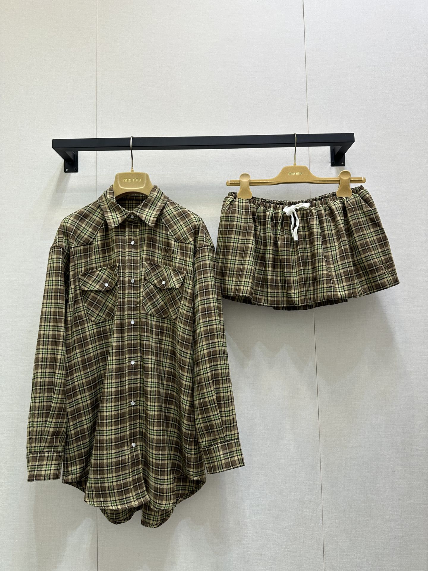 NO:548335,Miumi* 25Fw early autumn new style classic retro plaid ballet short skirt丨Original development!  High-end production!  Weaving a rich retro atmosphere with brown and yellow plaids, just like a girl's poem that comes out of old British shadows. The high-waisted A-shaped pattern is neatly raised, instantly elongating the leg lines, showing lightness and playfulness in the steps; the delicate wool fabric intertwined exquisite plaids, and the retro charm and girlishness seamlessly blended, which not only echoes the brand's design genes of 'romance and rebellion', but also conveys sweet but not greasy elegance with the fluffy outline of the ballet skirt, which is the finishing touch to create a retro girlish style. SML large-scale products are available in stock, miumiu, skirts, alexander wang19860909Miumi* 25Fw早秋新款 经典复古格子芭蕾短半裙丨原版开发！高版出品！以棕黄格纹编织出浓郁复古氛围,恰似从英伦旧影中走出的少女诗篇.高腰 A 字版型利落上扬,瞬间拉长腿部线条,步履间尽展轻盈俏皮；细腻羊毛面料交织出精致格纹,复古韵味与少女感无缝糅合,既呼应品牌“浪漫与叛逆共生”的设计基因,又以芭蕾裙的蓬松轮廓传递出甜而不腻的优雅,是打造复古少女风造型的点睛之笔.现货发售SML大货实拍,,miumiu,skirts,alexander wang,Women's clothing