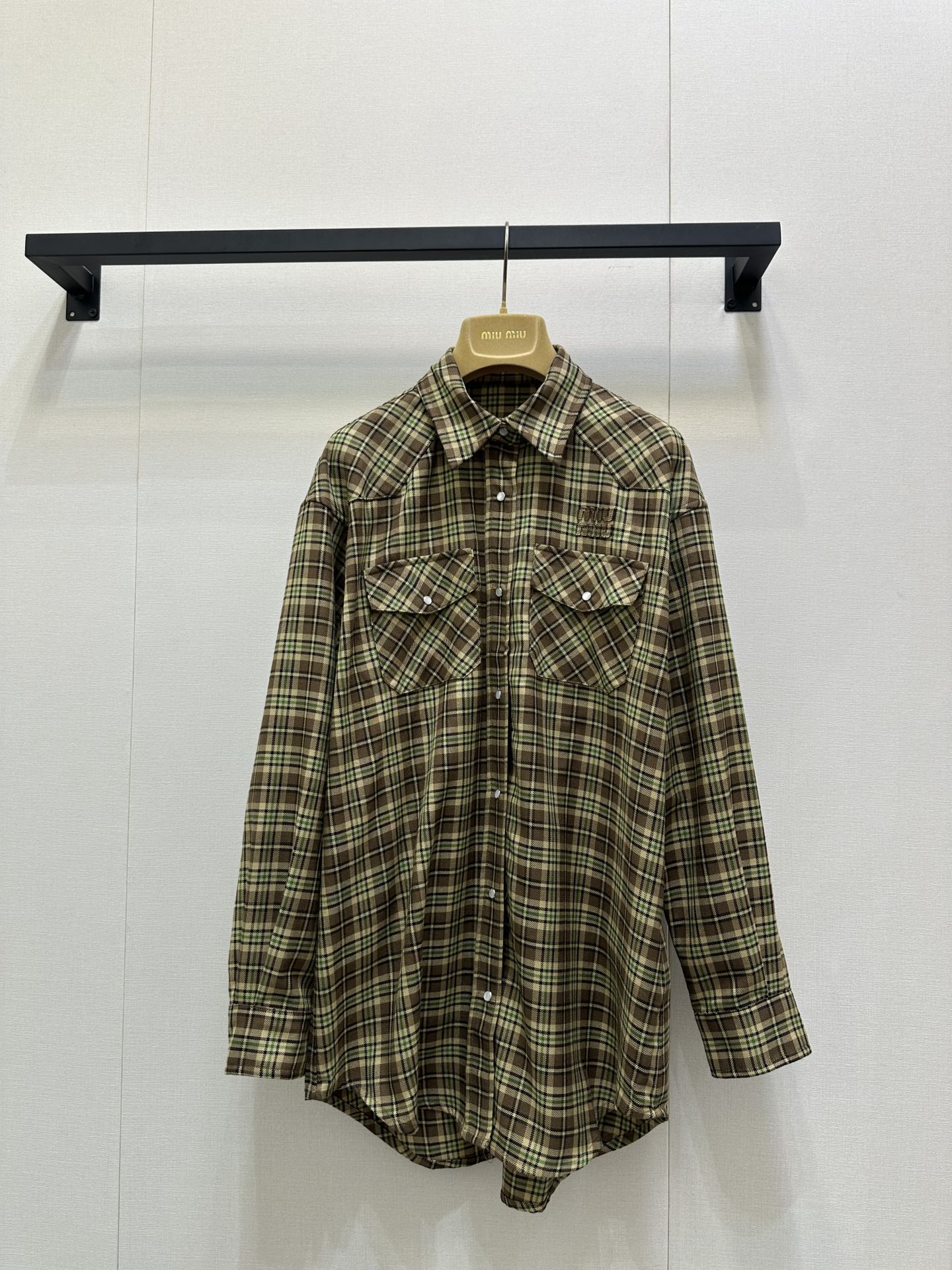 NO:548346,Miumi* 25FW autumn and winter new style retro wool plaid long-sleeved shirt丨Original development!  High-end production!  Choose high-quality wool fabric, retro brown and green plaid with a fashionable feeling of time, neat lapel design to modify the neck lines, single-breasted placket is simple and atmospheric, loose tailoring is friendly to all body shapes, shoulder-drop design and mid-length length create a casual and lazy retro atmosphere, can be worn alone or layered, and the style is highly adaptable. S/M/L large-scale goods are available in stock, miumiu,shirts,alexander wang19860909Miumi* 25FW秋冬新款 复古羊毛格子长袖衬衫丨原版开发！高版出品！选用质感上乘的羊毛面料,复古棕绿格纹自带岁月沉淀的时髦感,利落的翻领设计修饰颈部线条,单排扣门襟简约大气,宽松的剪裁对各种身形友好,落肩设计与中长款衣长营造出随性慵懒的复古氛围,可单穿可叠穿,风格适配性极强.现货发售S/M/L大货实拍,,miumiu,shirts,alexander wang,Women's clothing
