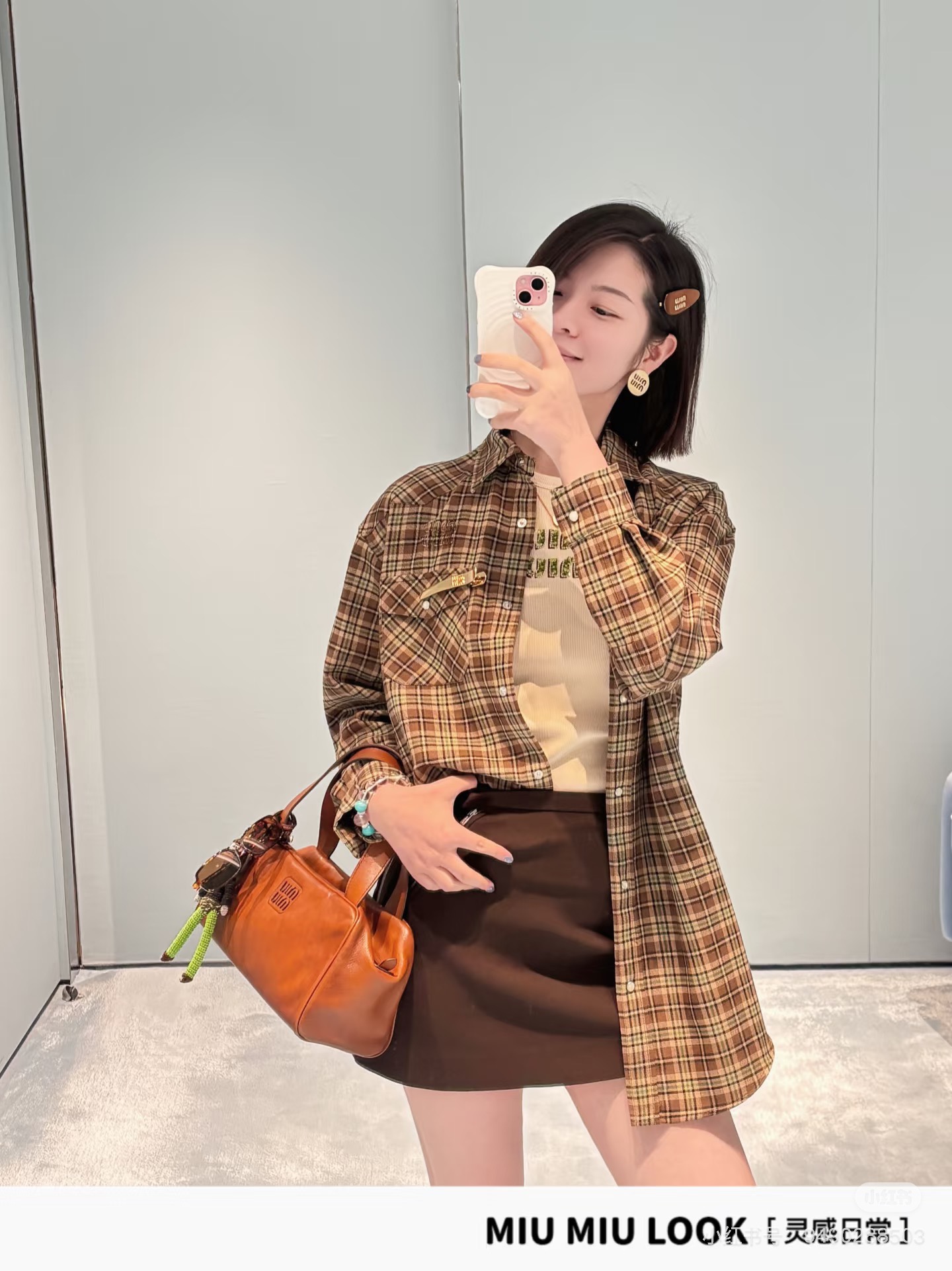 NO:548351,Miumi* 25FW autumn and winter new style retro wool plaid long-sleeved shirt丨Original development!  High-end production!  Choose high-quality wool fabric, retro brown and green plaid with a fashionable feeling of time, neat lapel design to modify the neck lines, single-breasted placket is simple and atmospheric, loose tailoring is friendly to all body shapes, shoulder-drop design and mid-length length create a casual and lazy retro atmosphere, which can be worn alone or layered, and has a strong style adaptability. S/M/L on sale in stock, miumiu,shirts,alexander wang19860909Miumi* 25FW秋冬新款 复古羊毛格子长袖衬衫丨原版开发！高版出品！选用质感上乘的羊毛面料,复古棕绿格纹自带岁月沉淀的时髦感,利落的翻领设计修饰颈部线条,单排扣门襟简约大气,宽松的剪裁对各种身形友好,落肩设计与中长款衣长营造出随性慵懒的复古氛围,可单穿可叠穿,风格适配性极强.现货发售S/M/L,,miumiu,shirts,alexander wang,Women's clothing