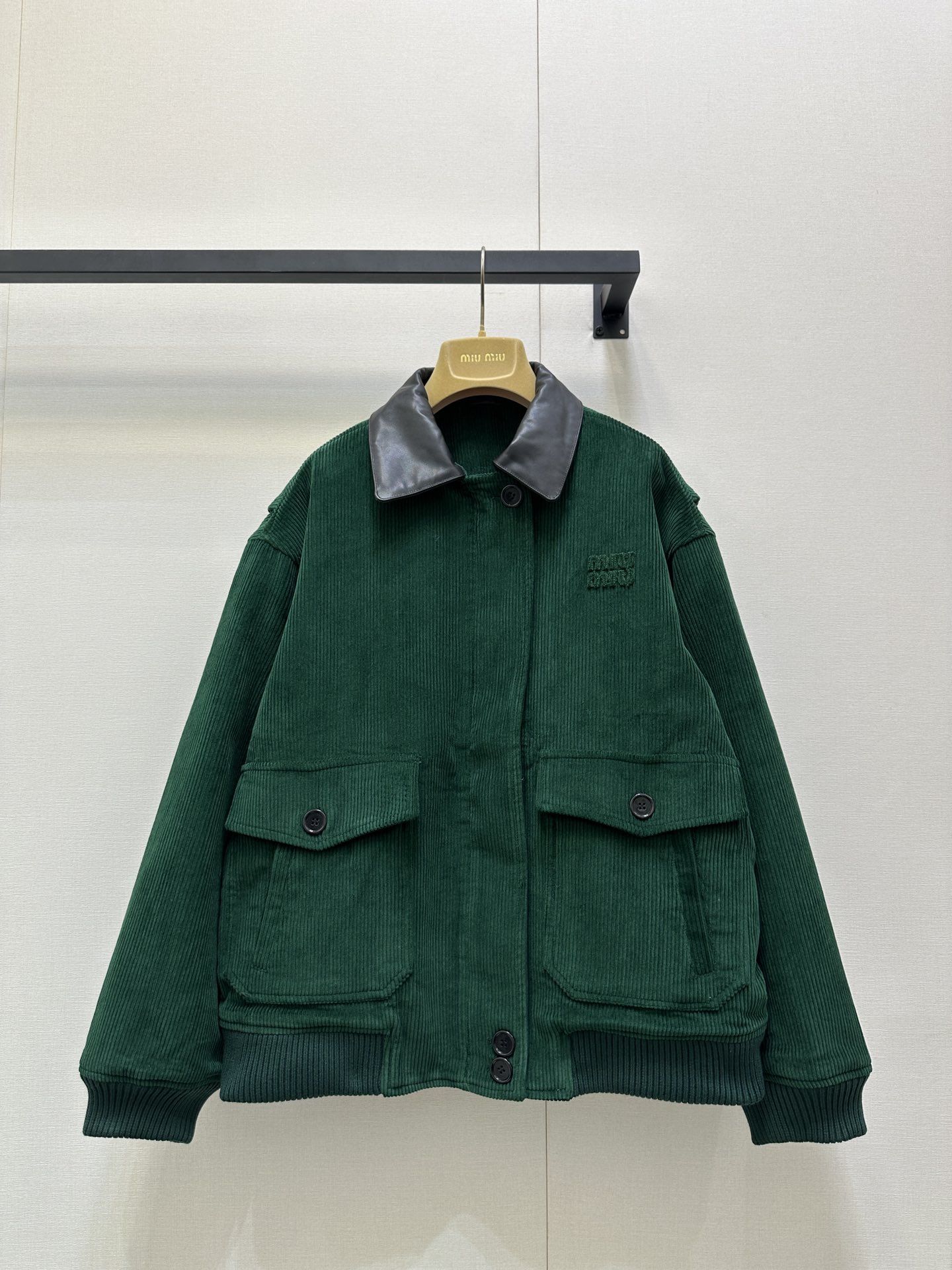 NO:548981,Miumi* 25Fw early autumn new style Intellectual Molecular Academy style corduroy jacket original development!  High-end production!  Leather collar splicing, fixed dyed gem green!  Sweet and cool, age-reducing outfit. It has a loose shoulders and no picky style. It looks huge and slim on the upper body!  Custom imported corduroy fabric has a great texture!  Full positioning of strip tailoring technology, perfect workmanship quality depends on details!  Same style for men and women Spot SML large-scale real shots, miumiu, jackets & coats, jackets & coats, alexander wang19860909Miumi* 25Fw早秋新款 知性分子学院风灯芯绒夹克外套 原版开发！高版出品！皮领拼接 定染宝石绿！甜酷兼备减龄穿搭.落肩宽松不挑人版型上身巨显瘦！定制进口灯芯绒面料质感超赞！全定位对条剪裁工艺,完美做工品质看细节！男女同款 现货 SML大货实拍,,miumiu,jackets & coats,jackets & coats,alexander wang,Women's clothing