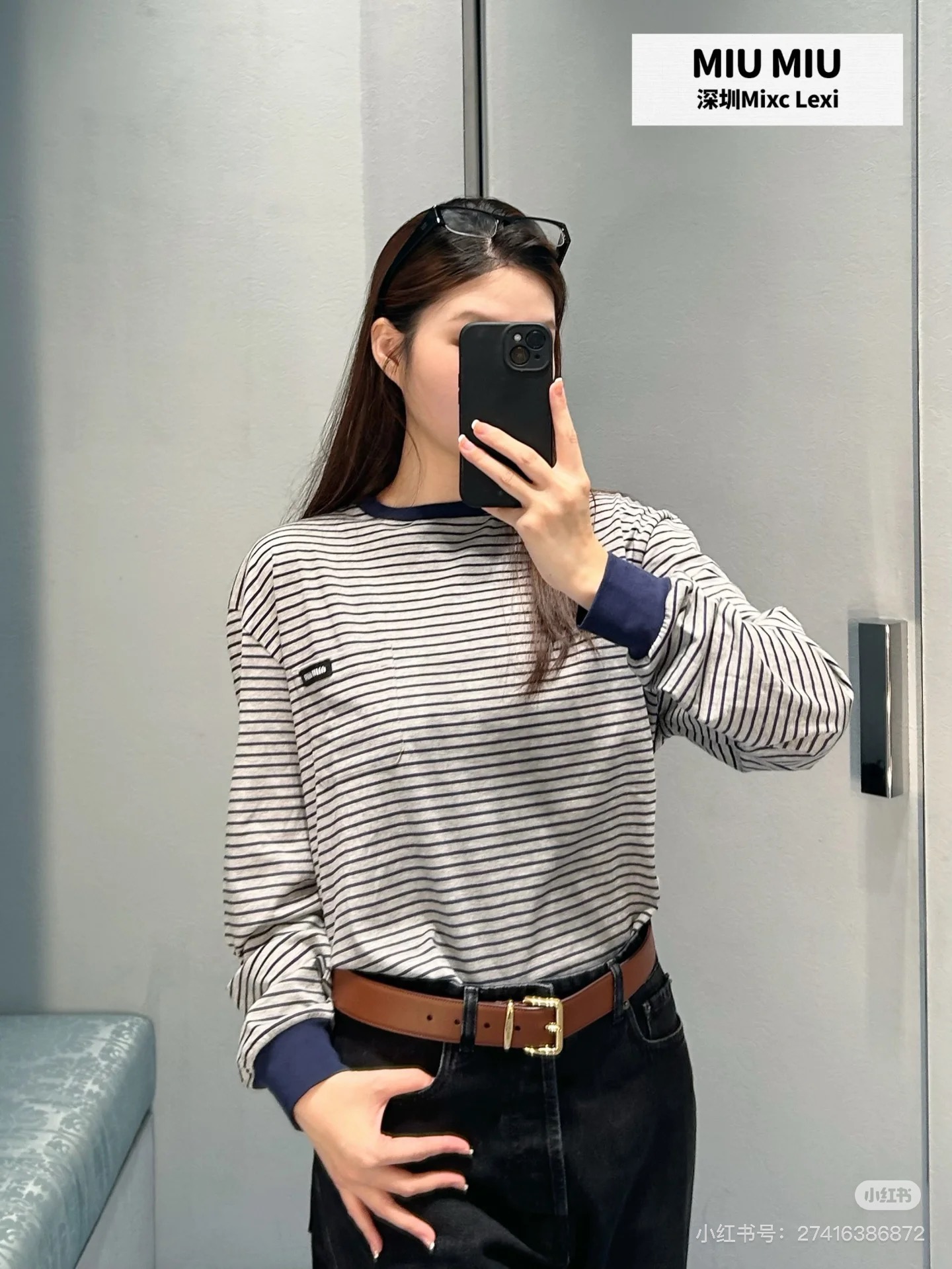 NO:548996,MiuMi* 25FW early autumn new model, basic style narrow stripes, logo long sleeves, T-shirt丨Original development!  High-end production!  With the gray-bottomed hidden blue pinstripes as the core, the retro academy style is blowing; the neckline and cuffs are embellished with hidden blue ribs, which are neat and layered. The black-bottomed white-lined small logo on the left chest is low-key to show the brand identity. The pure cotton fabric is soft and skin-friendly, and the loose shoulder-loose style is highly inclusive for the figure, truly achieving the same versatility of men and women. The precise striped alignment process takes time and materials, and restores the exquisite texture of the brand from the details. It can be adapted to both single-wearing and layering or commuting leisure. It can be called the 'evergreen basic style' in the four-season wardrobe. S/M/L is available in stock, miumiu, alexander wang19860909MiuMi* 25FW早秋新款 基础款窄条纹 logo长袖 T 恤丨原版开发！高版出品！以灰底藏蓝细条纹为核心,复古学院风扑面而来；领口与袖口点缀藏蓝罗纹,利落又具层次感.左胸处黑底白字小标低调彰显品牌身份, 纯棉面料柔软亲肤,宽松落肩版型对身材包容性极强,真正实现男女同款百搭.条纹精准对位工艺耗时费料,从细节处还原品牌精致质感,无论是单穿叠搭还是通勤休闲都能适配,堪称四季衣橱里的“常青基础款”.现货发售S/M/L,,miumiu,alexander wang,Women's clothing