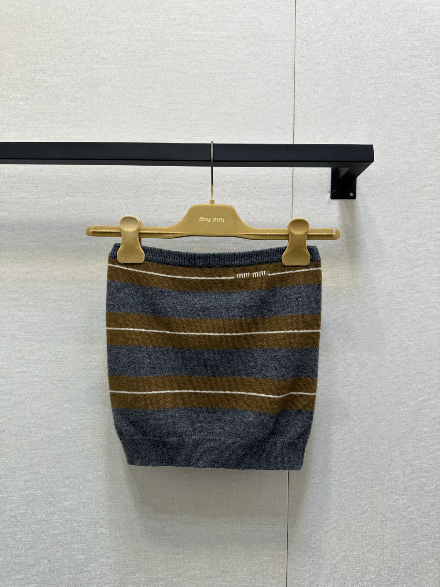 NO:549002,Miumi* 25Fw early autumn new style thin striped wool knitted strapless 丨Original development!  High-end production!  The striped design is classic and layered, with a close-fitting tailoring perfect outline of the body, revealing the exquisite shoulders, neck and waistline, sexy and elegant. Whether it is paired with casual shorts to create a casual and cool feeling; or with sweet short skirts to create a pure and lustful atmosphere, they are all very brilliant, easily unlocking different styles, and are eye-catching tools in early autumn outfits~ SML large-scale products are available in stock, miumiu, skirts, shorts, alexander wang19860909Miumi* 25Fw早秋新款 薄款条纹羊毛针织抹胸丨原版开发！高版出品！条纹设计经典又有层次感,贴身剪裁完美勾勒身形,露出精致肩颈与腰线,性感又不失优雅.不管是搭配休闲短裤,打造随性酷感；还是配甜美短裙,营造纯欲氛围,都很出彩,轻松解锁不同风格,是早秋穿搭里的吸睛利器～现货发售SML大货实拍,,miumiu,skirts,shorts,alexander wang,Women's clothing