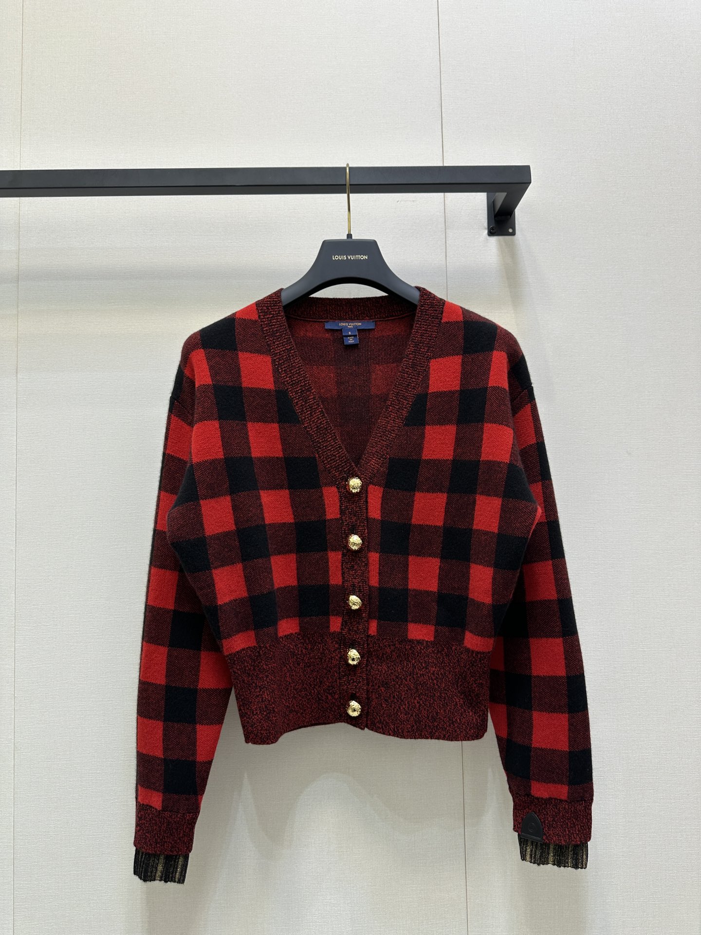 NO:548989,Louis Vuitto*25 autumn and winter cashmere plaid cardigan cashmere wool blend, original development High-end product Top material, custom hardware, a particularly comfortable knitted cardigan color matching is also a very fashionable cardigan in autumn and winter. S M L large-scale real shot, louis vuitton, alexander wang19860909Louis Vuitto*25秋冬羊绒格子开衫 羊绒羊毛混纺,原版开发 高版出品 顶级材质,五金定制,一件特别舒服的针织开衫颜色搭配也是相当的洋气秋冬冬天的必备开衫 码数S M L大货实拍,,louis vuitton,alexander wang,Women's clothing