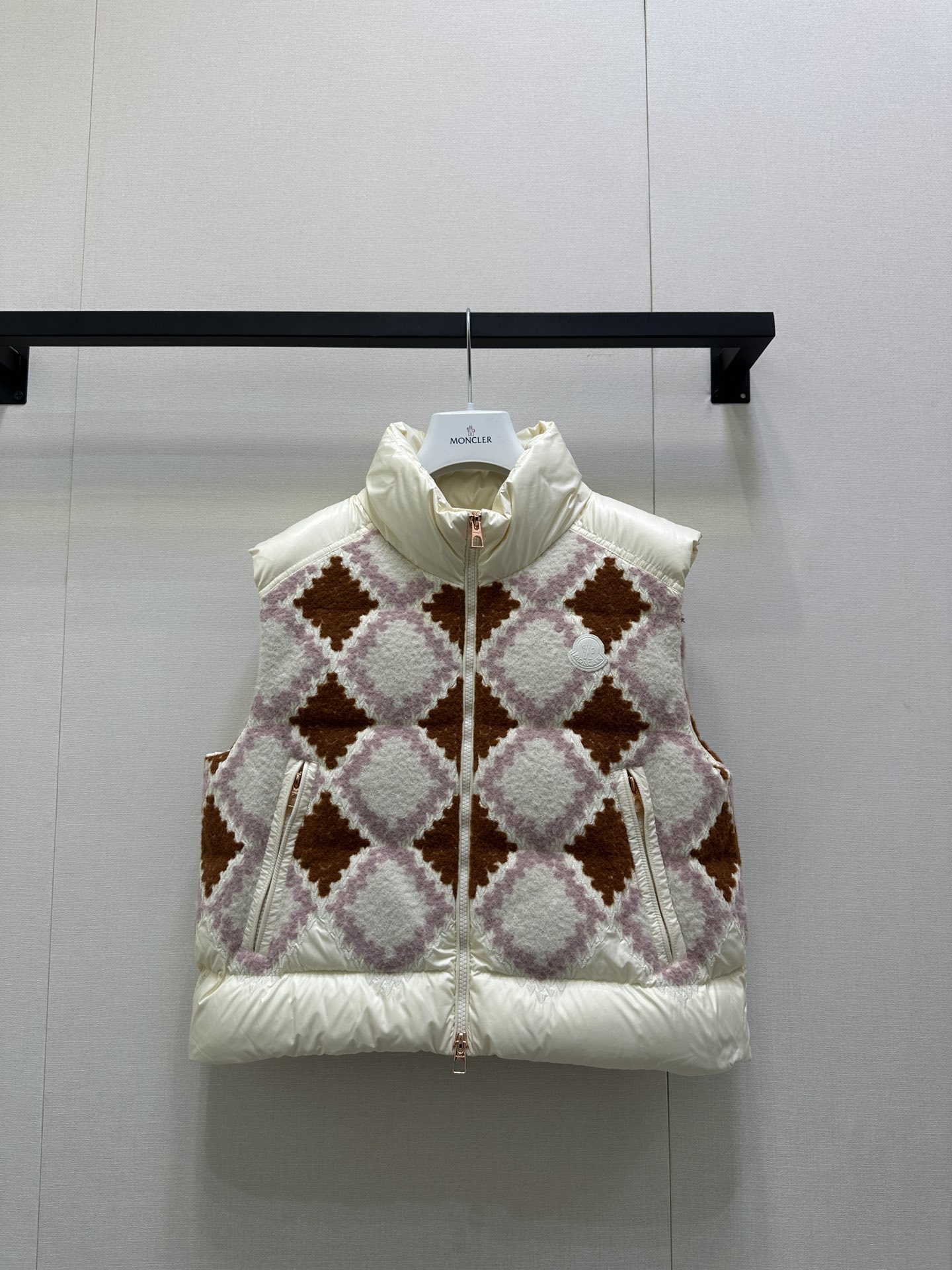 NO:549753,With dust bag (down vest) Moncl*r 25Fw autumn and winter new style Megara embroidered bread suit short down vest!  Original development!  High-end production!  Cream white matte down fabric creates a full bread suit silhouette, fluffy but not bloated, and the short cut easily optimizes the body proportions; the pink and brown diamond wool embroidery on the chest is the finishing touch, combining retro college style with French romance, metal zippers and functional pockets continue the brand's practical aesthetics, and the iconic logo shows off its identity in a low-key manner. Whether it is matched with a pleated skirt to create a sweet and cool college style!  S M L large-scale real-time photos, skirts, down jacket, alexander wang19860909配防尘袋（羽绒马甲）Moncl*r 25Fw秋冬新款 Megara刺绣面包服短羽绒马甲！原版开发！高版出品！奶油白哑光羽绒面料塑造饱满面包服廓形,蓬松却不臃肿,短款剪裁轻松优化身材比例；胸前粉棕菱格毛线刺绣是点睛之笔,将复古学院风与法式浪漫感糅合,金属拉链与功能性口袋延续品牌实用美学,标志性徽标低调彰显身份.无论是搭配百褶裙打造甜酷学院风！码数S M L大货实拍,,skirts,down jacket,alexander wang,Women's clothing