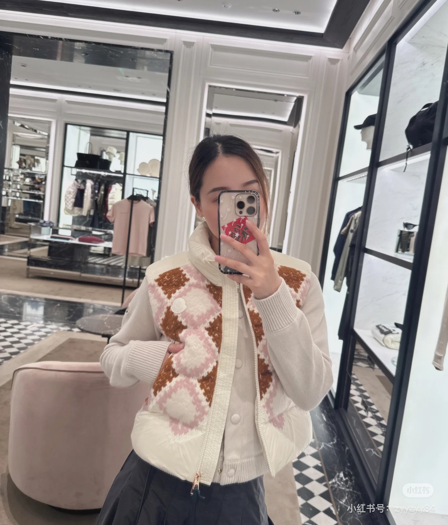 NO:549759,(Down vest) Moncl*r 25Fw Autumn and Winter New Megara Embroidered Bread Suit Short Down Vest!  Original development!  High-end production!  Cream white matte down fabric creates a full bread suit silhouette, fluffy but not bloated, and the short cut easily optimizes the body proportions; the pink and brown diamond wool embroidery on the chest is the finishing touch, combining retro college style with French romance, metal zippers and functional pockets continue the brand's practical aesthetics, and the iconic logo shows off its identity in a low-key manner. Whether it is matched with a pleated skirt to create a sweet and cool college style!  S M L, skirts, down jacket, alexander wang19860909（羽绒马甲）Moncl*r 25Fw秋冬新款 Megara刺绣面包服短羽绒马甲！原版开发！高版出品！奶油白哑光羽绒面料塑造饱满面包服廓形,蓬松却不臃肿,短款剪裁轻松优化身材比例；胸前粉棕菱格毛线刺绣是点睛之笔,将复古学院风与法式浪漫感糅合,金属拉链与功能性口袋延续品牌实用美学,标志性徽标低调彰显身份.无论是搭配百褶裙打造甜酷学院风！码数S M L,,skirts,down jacket,alexander wang,Women's clothing