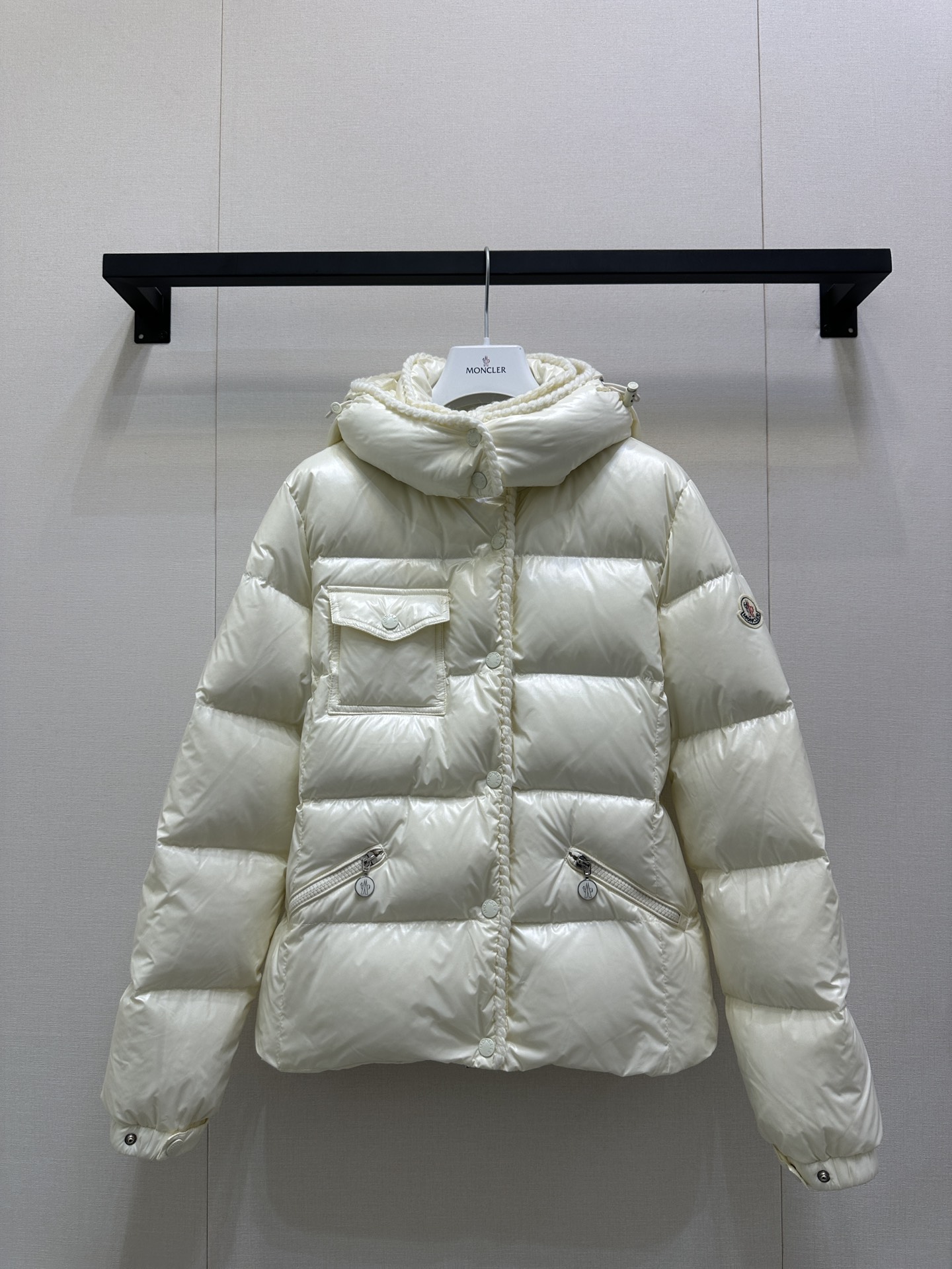 NO:549792,With dust bag Moncle*2025 new removable hooded down jacket Original development High-end product Windproof and waterproof nylon material Restored craftsmanship Upgraded material Improve autumn and winter cold protection function White goose velvet fills the inner lining The whole piece is light and warm The snap buckle can be detached with hooded standing collar Two-piece wears the torso with checkered embossed, zippers and flip pockets Layer collision, rich and varied design, iconic logo patches on the outside of the arm to highlight the low-key and high-end feeling, exquisite drawstring details can successfully get rid of dullness, integrating warmth and fashionable, accurate version Fleece filling standard: National standard 90 velvet filling: white goose velvet filling amount 249 grams High version 2 colors Real shot of large goods, down jacket, hats, alexander wang19860909配防尘袋Moncle*2025新品可拆卸连帽羽绒服 原版开发 高版出品 防风防水尼龙材质 其工艺还原 升级材质 提升秋冬御寒功能 白鹅绒填充内里 整件轻盈保暖 按扣可拆卸连帽立领两穿 躯干采用方格压纹 叠加拉链和翻盖口袋 层次碰撞 设计丰富多变 手臂外侧标志性徽标贴布点缀 彰显低调高级感 精致抽绳细节就能成功摆脱沉闷 集保暖与时髦一体 认准版本 充绒标准:国标90绒 充绒物:白鹅绒 充绒量249克 高版本 2色 大货实拍,,down jacket,hats,alexander wang,Women's clothing
