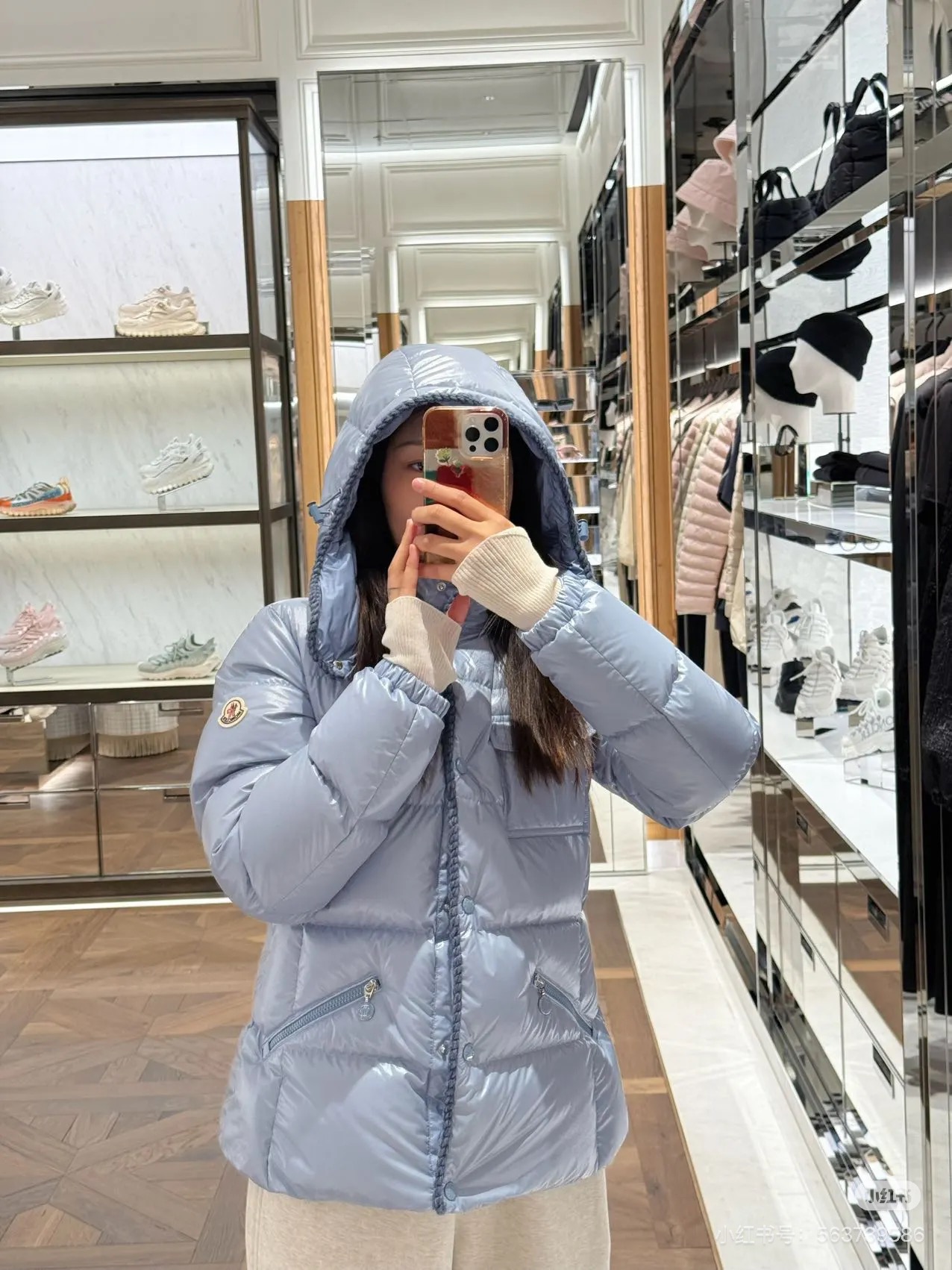 NO:549787,Moncle*2025 new product removable hooded down jacket Original development High-version production Windproof and waterproof nylon material Restored craftsmanship Upgraded material Improve autumn and winter cold protection function White goose velvet fills the inner lining The whole piece is light and warm The snap buckle can be detached with hooded standing collar Two-piece wears the torso with checkered embossed, zippers and flip pockets Layer collisions Rich and varied design The iconic logo patch on the outside of the arm shows the low-key and high-end feeling The exquisite drawstring details can successfully get rid of the dullness Integrate warmth and fashionable Definition of the version Fleece filling standard: National standard 90 velvet filling: White goose velvet filling amount 249 grams High version 2 colors, down jacket, hats, alexander wang19860909Moncle*2025新品可拆卸连帽羽绒服 原版开发 高版出品 防风防水尼龙材质 其工艺还原 升级材质 提升秋冬御寒功能 白鹅绒填充内里 整件轻盈保暖 按扣可拆卸连帽立领两穿 躯干采用方格压纹 叠加拉链和翻盖口袋 层次碰撞 设计丰富多变 手臂外侧标志性徽标贴布点缀 彰显低调高级感 精致抽绳细节就能成功摆脱沉闷 集保暖与时髦一体 认准版本 充绒标准:国标90绒 充绒物:白鹅绒 充绒量249克 高版本 2色,,down jacket,hats,alexander wang,Women's clothing