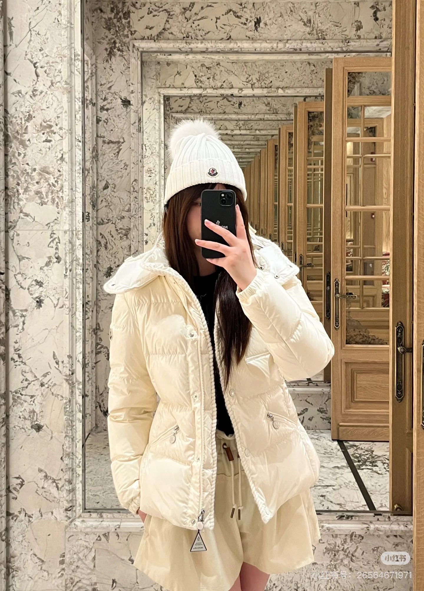 NO:549750,Moncle*2025 new product removable hooded down jacket Original development High-version production Windproof and waterproof nylon material Restored craftsmanship Upgraded material Improve autumn and winter cold protection function White goose velvet fills the inner lining The whole piece is light and warm The snap buckle can be detached with hooded standing collar Two-piece wears the torso with checkered embossed, zippers and flip pockets Layer collisions Rich and varied design The iconic logo patch on the outside of the arm shows the low-key and high-end feeling The exquisite drawstring details can successfully get rid of the dullness Integrate warmth and fashionable Definition of the version Fleece filling standard: National standard 90 velvet filling: White goose velvet filling amount 249 grams High version 2 colors, down jacket, hats, alexander wang19860909Moncle*2025新品可拆卸连帽羽绒服 原版开发 高版出品 防风防水尼龙材质 其工艺还原 升级材质 提升秋冬御寒功能 白鹅绒填充内里 整件轻盈保暖 按扣可拆卸连帽立领两穿 躯干采用方格压纹 叠加拉链和翻盖口袋 层次碰撞 设计丰富多变 手臂外侧标志性徽标贴布点缀 彰显低调高级感 精致抽绳细节就能成功摆脱沉闷 集保暖与时髦一体 认准版本 充绒标准:国标90绒 充绒物:白鹅绒 充绒量249克 高版本 2色,,down jacket,hats,alexander wang,Women's clothing