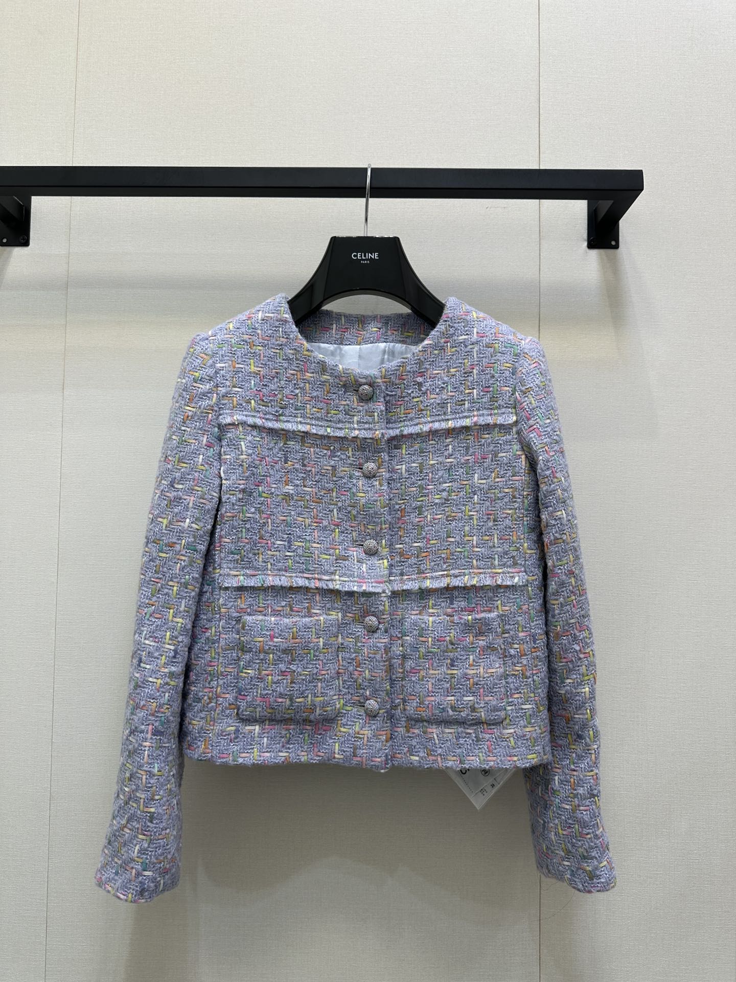 NO:549000,(Coat) CHAN*25 new autumn and winter series Classic round neck design, simple and elegant; exquisite buttons, both exquisite and full of retro charm; pockets on the front, which are both practical and decorative, adding a bit of casualness. Lined with mulberry silk jacquard, using tweed fabric with rich texture and interweaving colorful silk threads, showing a delicate visual hierarchy and highlighting the Chanel brand's consistent pursuit of high quality. Paired with skirts, like skirts in the same series  Full of elegance, suitable for formal or business occasions. The real thing is a very high-end taro mist purple color, which is extremely white. There are two different feelings under the sun and indoors. The tweed material is full of fragrance and has a ladylike atmosphere. It can be easily controlled whether it is a date or commuting. Gentle and noble 36 38   Real shots of 40 major products,,chanel,chanel,skirts,jackets & coats,alexander wang19860909（外套）CHAN*25秋冬新款系列 经典圆领设计,简洁大方；精致纽扣,既精致又充满复古韵味；前身设有口袋,兼具实用性与装饰性,增添了几分随性. 内衬桑蚕丝提花 运用粗花呢面料,纹理丰富,交织多彩丝线 尽显细腻的视觉层次,彰显了香奈儿品牌一贯的高品质追求. 搭配裙装,像同系列的半身裙 尽显优雅气质,适合正式或商务场合 实物很高级的香芋雾紫色 显白一绝 阳光下和室内是两种不同的感觉 粗花呢材质小香风十足 名媛氛围感拿捏住了 无论是约会还是通勤都能轻松驾驭 温柔又高贵 36 38 40大货实拍,,chanel,chanel,skirts,jackets & coats,alexander wang,Women's clothing