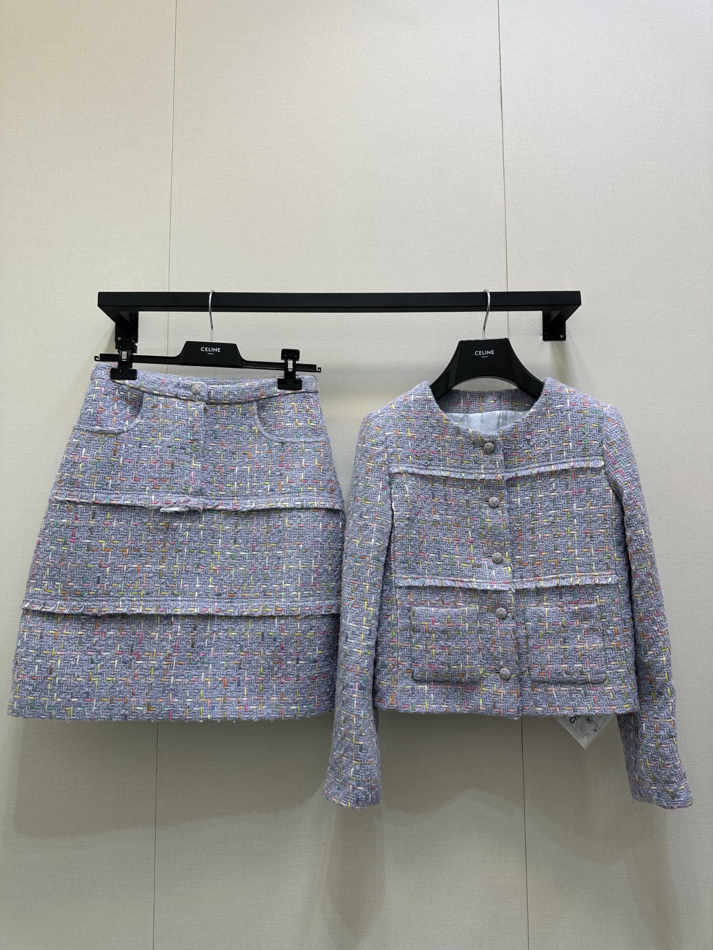 NO:549012,(Skirt) CHAN*25 autumn and winter new series Classic round neck design, simple and elegant; exquisite buttons, both exquisite and retro flavor; the predecessor has pockets, both practical and decorative, adding a bit of casualness. Lined with mulberry silk jacquard, using thick tweed fabric, rich texture, interwoven colorful silk threads, showing delicate visual layers, demonstrating the consistent high-quality pursuit of Chanel brand. Paired with skirts, like skirts in the same series, showing elegant temperament, suitable for formal or business occasions, the real high-end taro fog purple, white, two different feelings in the sun and indoors, the thick tweed material is full of fragrance, and the atmosphere of the celebrity can be controlled easily whether it is a date or commuting, gentle and noble 36 38  40 big products real shots, chanel, chanel, skirts, alexander wang19860909（半身裙）CHAN*25秋冬新款系列 经典圆领设计,简洁大方；精致纽扣,既精致又充满复古韵味；前身设有口袋,兼具实用性与装饰性,增添了几分随性. 内衬桑蚕丝提花 运用粗花呢面料,纹理丰富,交织多彩丝线 尽显细腻的视觉层次,彰显了香奈儿品牌一贯的高品质追求. 搭配裙装,像同系列的半身裙 尽显优雅气质,适合正式或商务场合 实物很高级的香芋雾紫色 显白一绝 阳光下和室内是两种不同的感觉 粗花呢材质小香风十足 名媛氛围感拿捏住了 无论是约会还是通勤都能轻松驾驭 温柔又高贵 36 38 40大货实拍,,chanel,chanel,skirts,alexander wang,Women's clothing