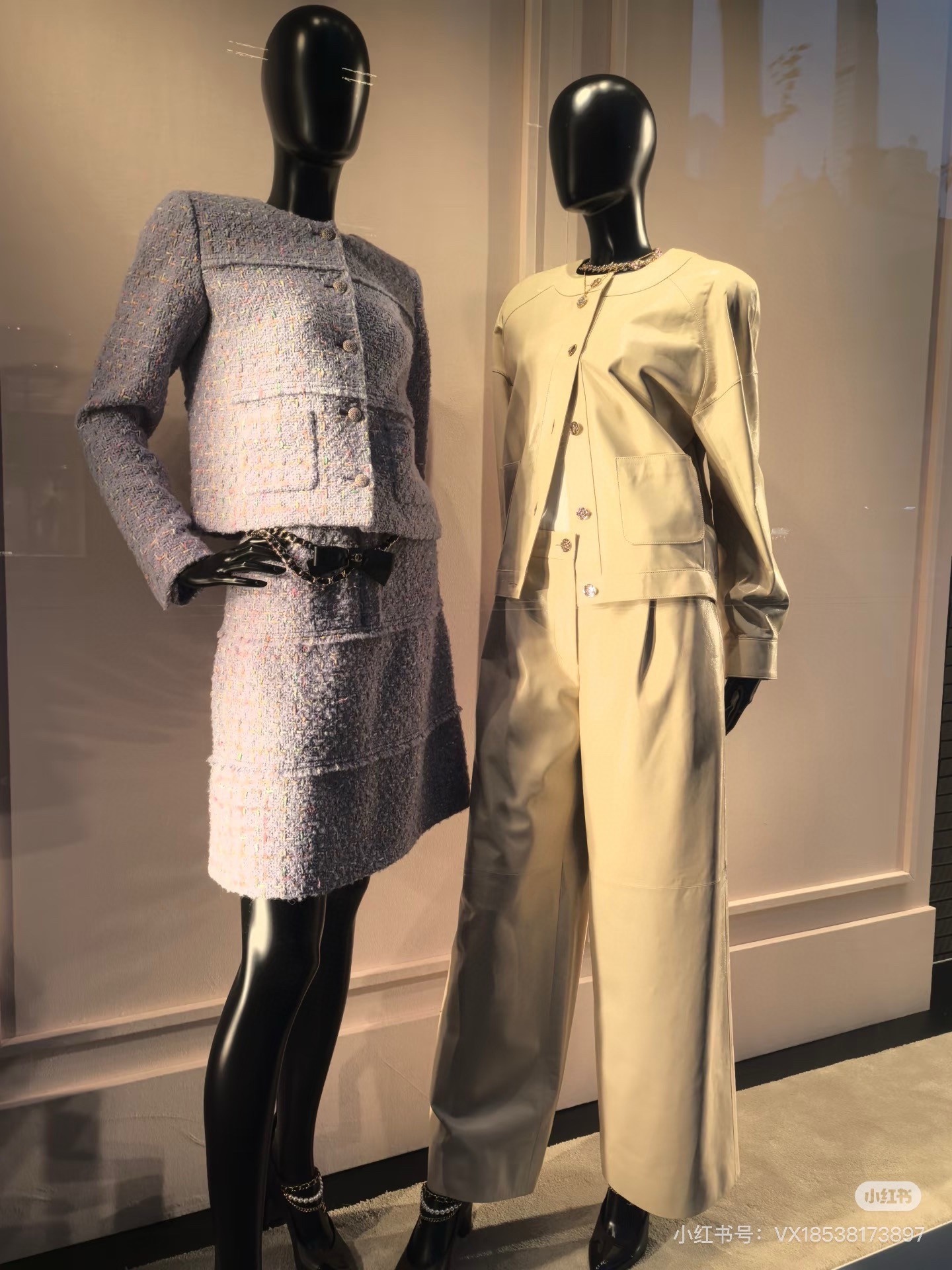 NO:549016,(skirt) CHAN*25 autumn and winter new series Classic round neck design, simple and elegant; exquisite buttons, both exquisite and retro charm; the predecessor has pockets, which are both practical and decorative, adding a bit of casualness. Lined with mulberry silk jacquard, using thick tweed fabric, rich texture, interwoven colorful silk threads, showing delicate visual layers, demonstrating the consistent high-quality pursuit of Chanel brand. Paired with skirts, like skirts in the same series, showing elegant temperament, suitable for formal or business occasions, the real high-end taro fog purple, white, two different feelings in the sun and indoors, the thick tweed material is full of fragrance, and the atmosphere of the celebrity is grasped. It can be easily controlled whether it is a date or commuter, gentle and noble 36 38 40,,chanel,chanel, skirts,alexander  wang19860909（半身裙）CHAN*25秋冬新款系列 经典圆领设计,简洁大方；精致纽扣,既精致又充满复古韵味；前身设有口袋,兼具实用性与装饰性,增添了几分随性. 内衬桑蚕丝提花 运用粗花呢面料,纹理丰富,交织多彩丝线 尽显细腻的视觉层次,彰显了香奈儿品牌一贯的高品质追求. 搭配裙装,像同系列的半身裙 尽显优雅气质,适合正式或商务场合 实物很高级的香芋雾紫色 显白一绝 阳光下和室内是两种不同的感觉 粗花呢材质小香风十足 名媛氛围感拿捏住了 无论是约会还是通勤都能轻松驾驭 温柔又高贵 36 38 40,,chanel,chanel,skirts,alexander wang,Women's clothing