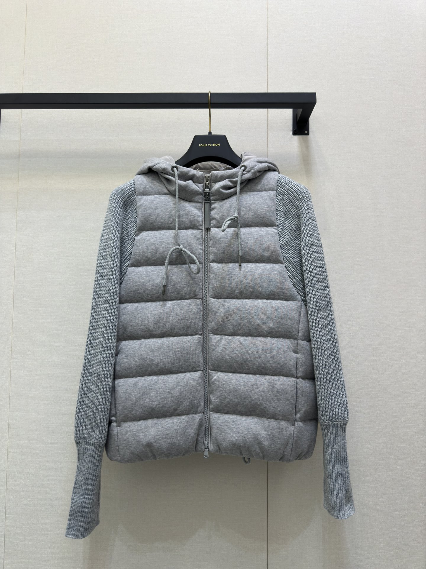 NO:549770,Comes with dust bag BC*2025 new hooded spliced zipper down jacket customized YB combed cotton wool material  The craftsmanship has been restored, and the materials have been upgraded. It has plush texture and windproof performance. It is extra cold-resistant. It is filled with white goose down. The whole piece is light and warm. It has a zipper stand-up collar design and a classic rectangular strip embossing treatment on the torso. It can be worn in a variety of styles. The arms are spliced with knitted jersey texture, which is elastic and more close-fitting and warm. The iconic logo embellishment of the drawstring highlights a low-key sense of luxury. Exquisite details can successfully get rid of dullness. It integrates warmth and fashion. Customized surface accessories. Look for the version.  Down filling standard: national standard 90 down. Down filling: white goose down. Ceiling version. 100% silk lining. Perfect restoration of YB quality. High version. 2 colors. Real shot of large goods, down jacket, real silk, hats, alexander wang19860909配防尘袋BC*2025新品连帽拼接拉链羽绒服 定制YB精梳棉羊毛材质 其工艺还原,升级材质,带有毛绒纹理又具备防风性能,御寒加分,白鹅绒填充内里,整件轻盈保暖,拉链立领设计,躯干经典长方条形压纹处理,穿搭造型多变,手臂拼接针织平针肌理,弹性十足更贴身保暖.抽绳标志性徽标点缀,彰显低调高级感,精致细节就能成功摆脱沉闷,集保暖与时髦一体,定制面辅料 认准版本 充绒标准:国标90绒 充绒物:白鹅绒 天花板版本 百分百真丝内里 完美还原YB品质.高版本 2色 大货实拍,,down jacket,real silk,hats,alexander wang,Women's clothing