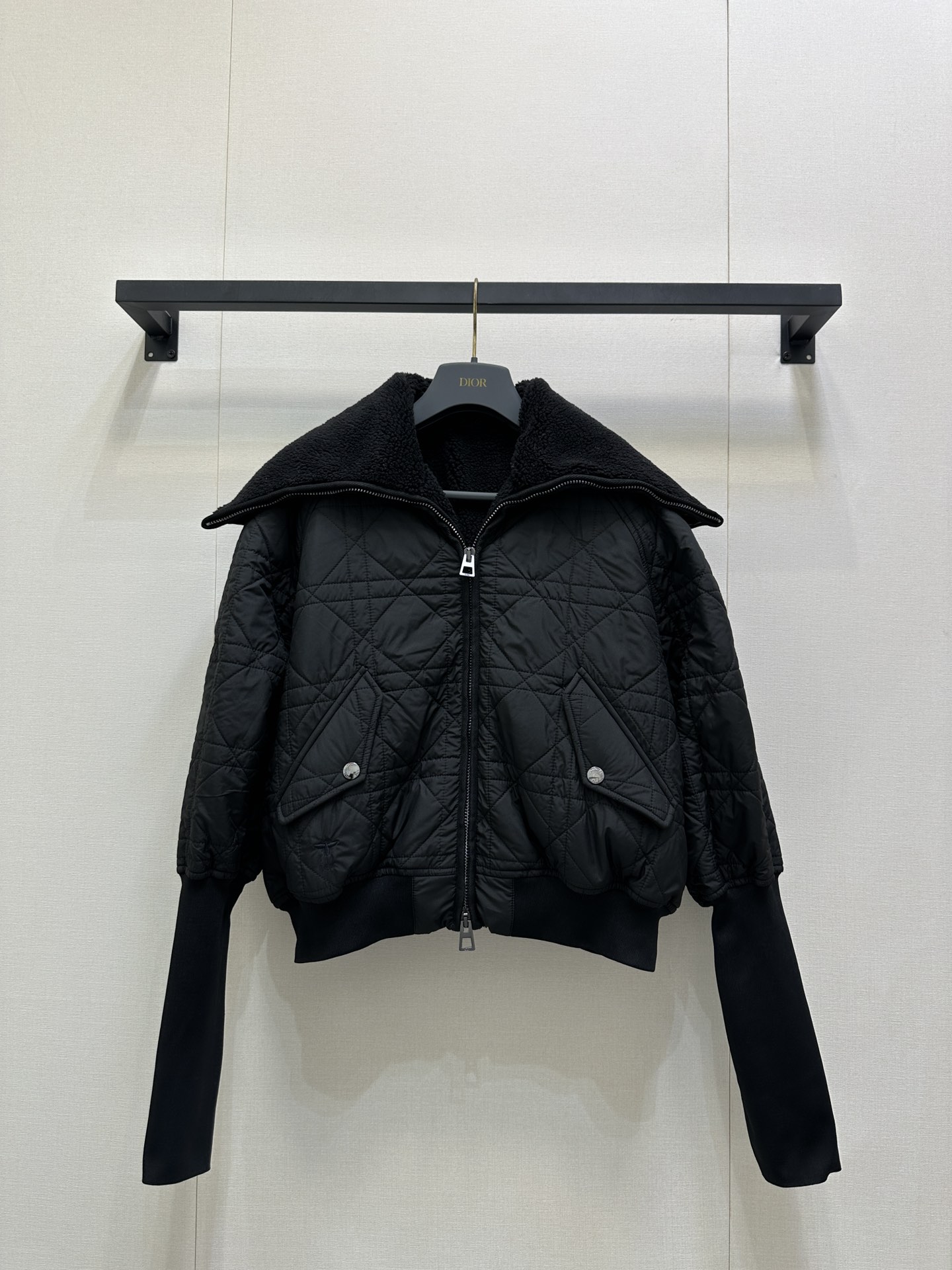 NO:549786,Dio* 25Fw autumn and winter new style Navy collar rattan plaid zipper cotton jacket | Exclusive yb development!  High-end production!  A must-have item for a winter wardrobe!  The gauze plaid geometric patterns inside and outside are the finishing touch. The cloth is fine and smooth, with good luster, tight fabrics, classic bee embroidery embellishment, navy collar design, strong inclusiveness, and not picky about body shape!  Determine my version number S M L large-scale real-time photos, dior, jackets & coats, alexander wang19860909Dio* 25Fw秋冬新款 海军领藤格纹拉链棉服外套丨独家yb开发！高版出品！冬季衣橱的必备单品！内外的藤格纹几何图案是点睛之笔,布面细洁光滑,光泽好,织品紧密,经典的蜜蜂刺绣点缀,海军领版型设计,包容性强,不挑身材！认准我家版本码数S M L大货实拍,,dior,jackets & coats,alexander wang,Women's clothing