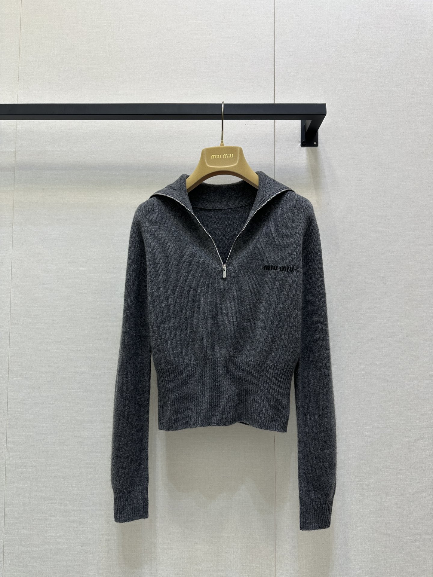 NO:549812,Miumi* 25Fw autumn and winter new style, stone grey cashmere half-zipper sweater seamlessly woven exclusive yb development, high-end product, soft cashmere material, gray main tone + delicate knitted texture, low-key and luxurious feeling. The semi-zipper design is super practical, single-fitting and layering is OK, slim tailoring highlights the body curve, the first choice for early autumn outfits. Paired with high-waist pants or skirts, it is easy to get a simple and high-end atmosphere, and it is very suitable for commuting and dates! The brand's consistent exquisite craftsmanship and comfortable experience, fashionable and practical, sisters must enter! Identify my version, SML large-scale products are available in stock,,miumiu, skirts, sweaters, alexander wang19860909Miumi* 25Fw秋冬新款 石板灰羊绒半拉链毛衣 无缝一体织成 独家yb开发 高版出品 柔软羊绒材质,灰色主调+细腻针织纹理,低调奢华感满满.半拉链设计超实用,单穿叠穿都OK,修身剪裁凸显身材曲线,早秋穿搭首选.搭配高腰裤或裙装,轻松get简约高级氛围,通勤约会都很适合!品牌一贯的精致工艺和舒适体验,时髦又实用,姐妹们必入!认准我家版本 现货发售SML大货实拍,,miumiu,skirts,sweaters,alexander wang,Women's clothing