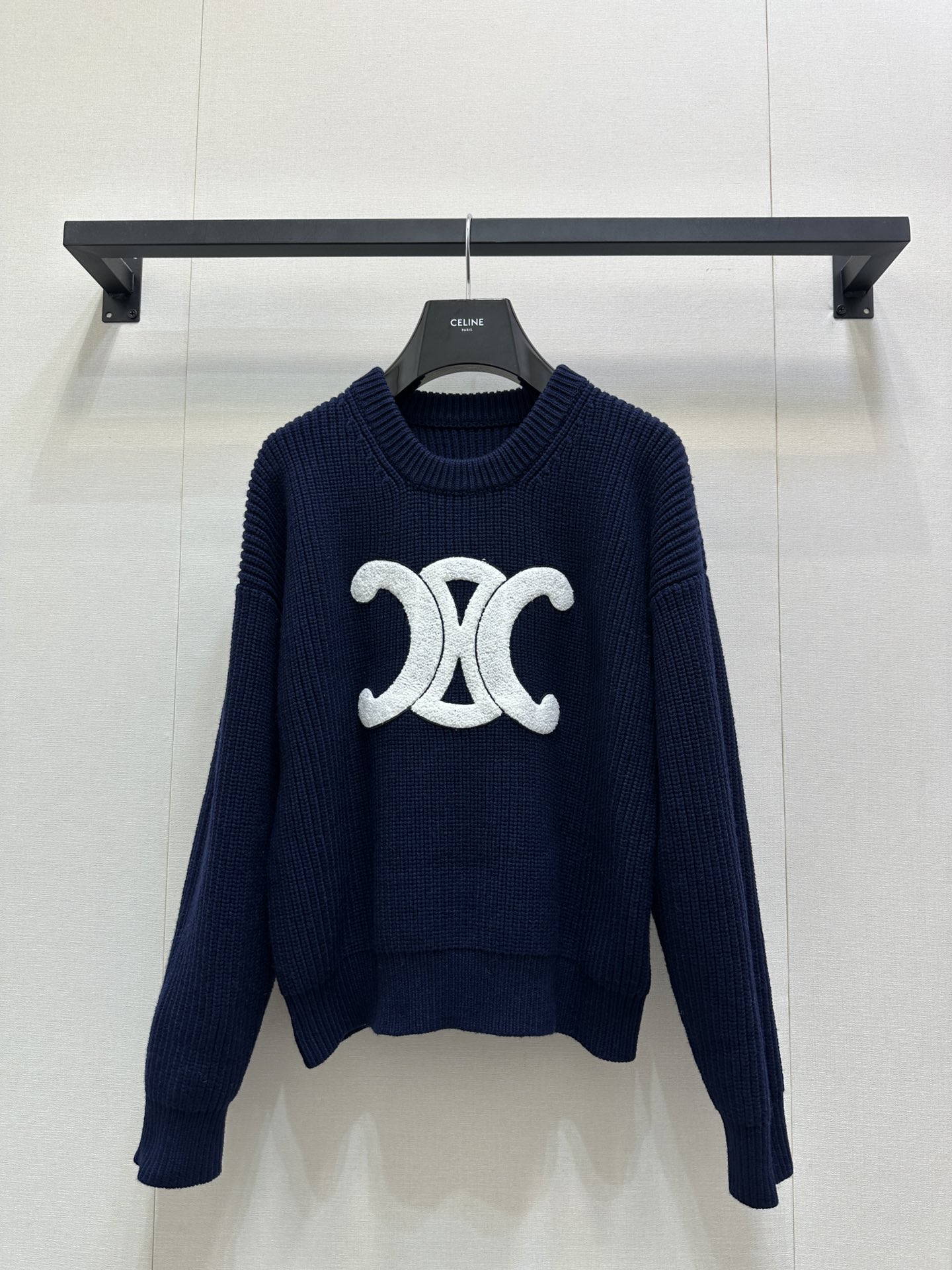 NO:550237,Celin*25Fw early autumn new style Arc de Triomphe logo cardigan丨Original development!  High-end production!  Three-dimensional towel embroidered Arc de Triomphe is heavy and heavy. The imported wool yarn is invincible in texture. Those who know the goods come!  The classic style is lazy and retro temperament, and the age-reducing girlish style is a college style. The upper body is versatile and handsome and fashionable!  A must-have high-end item for white and rich beauty!  The style is not picky about others and looks slim!  Highly recommend your own version, please recognize my version. S M L large-scale real-time photos, celine, alexander wang19860909Celin*25Fw早秋新款 凯旋门logo羊毛衫丨原版开发！高版出品！立体毛巾刺绣凯旋门重磅克重 进口羊毛纱线质感无敌赞,懂货的来！经典版型慵懒风复古气质,减龄少女学院风,上身百搭帅气又时髦！白富美必备高级单品！版型不挑人上身巨显瘦！强烈推荐自留款,认准我家版本 码数S M L大货实拍,,celine,alexander wang,Women's clothing