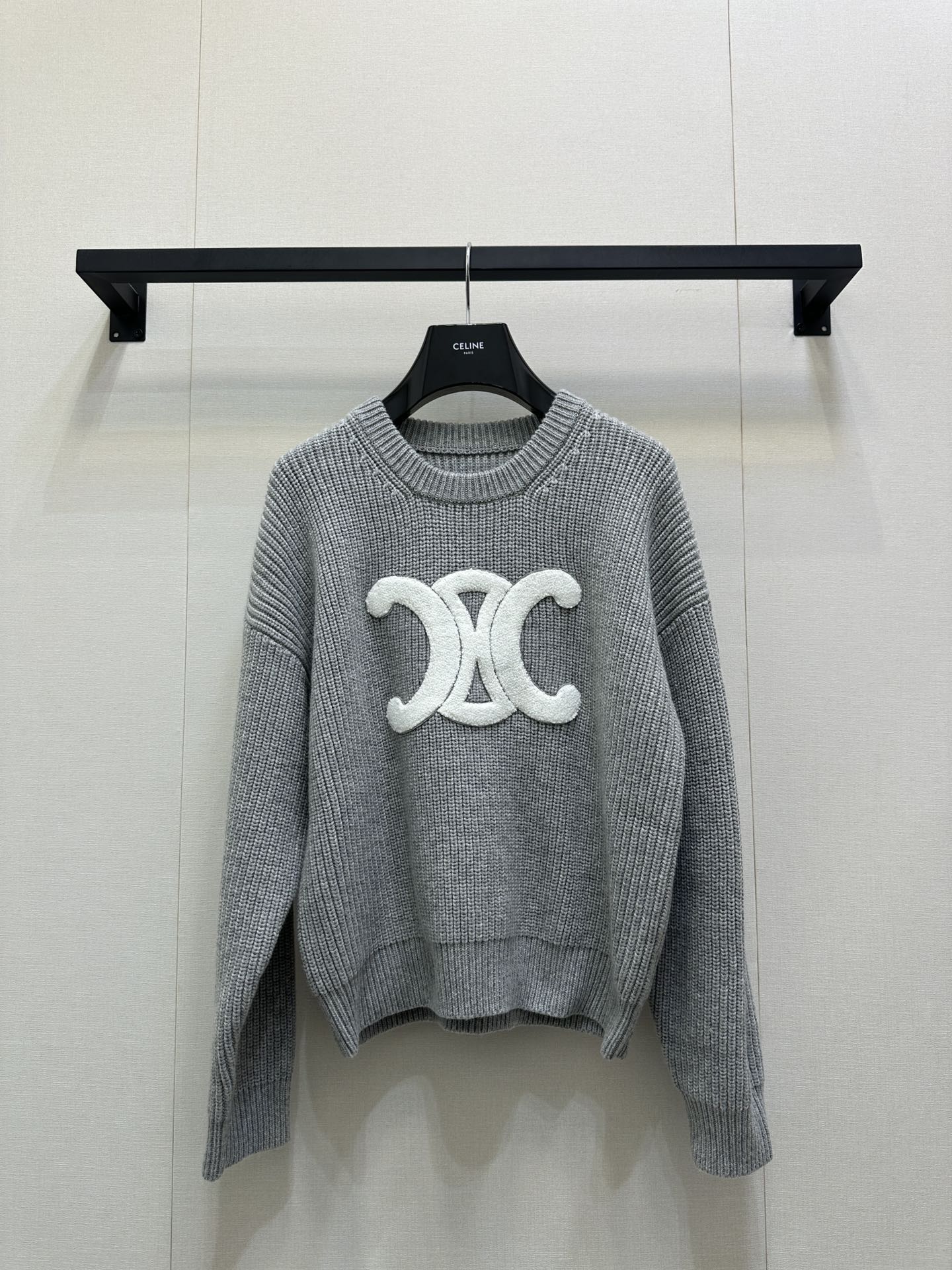 NO:550243,Celin*25Fw early autumn new style Arc de Triomphe logo cardigan丨Original development!  High-end production!  Three-dimensional towel embroidered Arc de Triomphe is heavy and heavy. The imported wool yarn is invincible in texture. Those who know the goods come!  The classic style is lazy and retro temperament, and the age-reducing girlish style is a college style. The upper body is versatile and handsome and fashionable!  A must-have high-end item for white and rich beauty!  The style is not picky about others and looks slim!  Highly recommend your own version, please recognize my version. S M L large-scale real-time photos, celine, alexander wang19860909Celin*25Fw早秋新款 凯旋门logo羊毛衫丨原版开发！高版出品！立体毛巾刺绣凯旋门重磅克重 进口羊毛纱线质感无敌赞,懂货的来！经典版型慵懒风复古气质,减龄少女学院风,上身百搭帅气又时髦！白富美必备高级单品！版型不挑人上身巨显瘦！强烈推荐自留款,认准我家版本 码数S M L大货实拍,,celine,alexander wang,Women's clothing