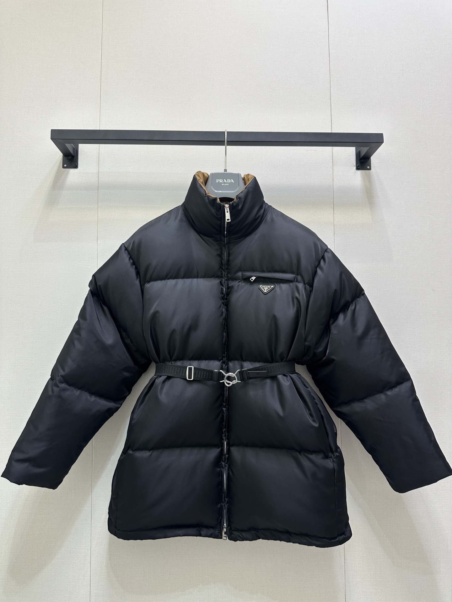 NO:550231,With dust bag Prad*25FW autumn and winter new style, stand-up collar zipper down jacket, long jacket | Original development!  High-end production!  Three-dimensional cut, classic style, with belt embellishment at the waist. The original customized technology fabric is super texture, full of youth, so high-end and beautiful, age-reducing handsome girlish style, long style casual matching, super fashionable, national standard 90 white gooseberry filling, lightweight, warm and comfortable, S/M/L large-scale real-time photos, prada, jackets & coats, down jacket, alexander wang19860909配防尘袋 Prad*25FW秋冬新款 立领拉链羽绒服长款外套丨原版开发！高版出品！立体剪裁 版型经典 腰间配有腰带点缀.原版定制科技面料质感超赞 青春感拉满 实在太高级又好看啦 减龄帅气少女风 长款版型随性搭配超时髦 国标90白鹅绒填充 轻盈保暖又舒适 现货发售S/M/L大货实拍,,prada,jackets & coats,down jacket,alexander wang,Women's clothing