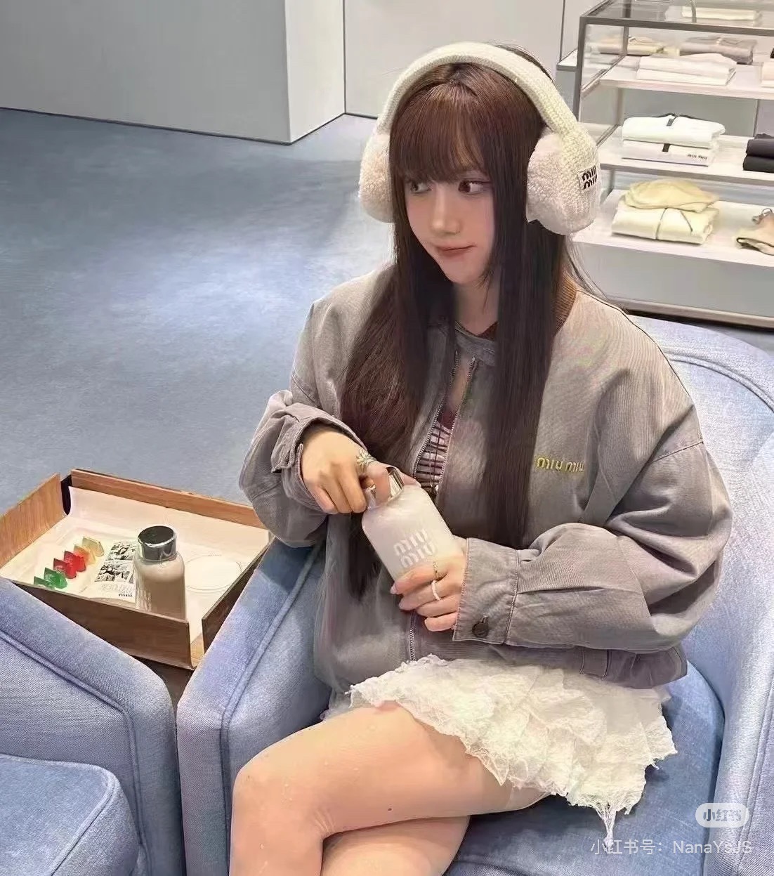 NO:560687,(Earmuffs) Miu* new ski series new style genuine fur-integrated top lambskin earmuffs. Exclusively for high-end customers who like high-end products. The products of the former 'OEM' are trustworthy. Although everyone can say this, there are only a few that can actually get this quality. You can search the whole Internet with pictures for comparison details. Genuine top lambskin, fur-integrated Lei Feng hat. Anyone who has made a hat knows that the cost is much higher than a coat. The process and technical requirements are extremely high, and the hat shape is molded.  Including the warmth and wearing effect, it is comparable to no pressure. It needs someone who really knows the goods to buy it. One size fits all, miumiu, jackets & coats, sheepskin, hats, alexander wang19860909（耳罩） Miu* 新品滑雪系列新款 真正皮毛一体顶级小羊皮耳罩 专属喜欢高端货的高端顾客 曾经的“代工厂“出品值得信赖 虽然这句话谁都会说 但实际拿得出来这个品质的寥寥无几 你们可以带图全网搜罗对比细节 真正顶级小羊皮,皮毛一体雷锋帽 做过帽子的都知成本远高于一件外套 工序和技术要求极高,帽型开模 包括保暖度和戴上的效果 都媲美无压力,需要真正识货的人来收 均码,,miumiu,jackets & coats,sheepskin,hats,alexander wang,Women's clothing