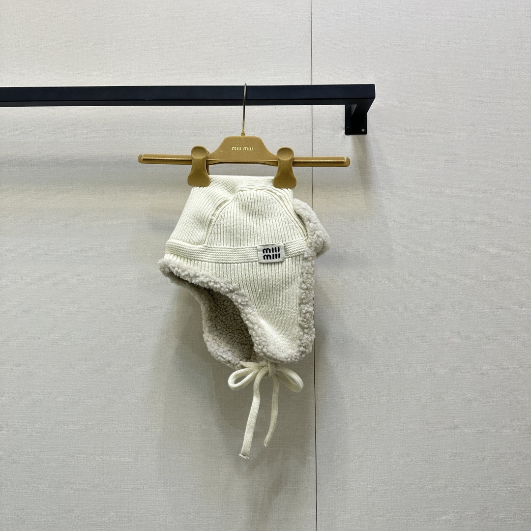 NO:561309,(Hat) Miu* New Ski Series New Genuine Fur-Integrated Top Lambskin Lei Feng Hat丨Exclusively for high-end customers who like high-end products. The products produced by the former 'OEM' are trustworthy. Although everyone can say this, there are very few that can actually get this quality. You can search the whole Internet with pictures for comparison details. Genuine top-grade lambskin, fur-integrated Lei Feng Hat. Anyone who has made a hat knows that the cost is much higher than a coat. The process and technical requirements are extremely high, and the hat shape is molded.  Including the warmth retention and wearing effect, it is comparable to no pressure. It needs someone who really knows the goods to receive it. Real photos of one-size-fits-all products (hats), miumiu, jackets & coats, sheepskin, hats, alex19860909（帽子） Miu* 新品滑雪系列新款 真正皮毛一体顶级小羊皮雷锋帽丨专属喜欢高端货的高端顾客 曾经的“代工厂“出品值得信赖 虽然这句话谁都会说 但实际拿得出来这个品质的寥寥无几 你们可以带图全网搜罗对比细节 真正顶级小羊皮,皮毛一体雷锋帽 做过帽子的都知成本远高于一件外套 工序和技术要求极高,帽型开模 包括保暖度和戴上的效果 都媲美无压力,需要真正识货的人来收 均码大货实拍（帽子）,,miumiu,jackets & coats,sheepskin,hats,alexander wang,Women's clothing