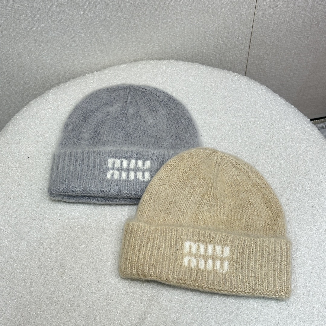 NO:561263,Miu's new must-have hat for winter is here! It's very warm, has a winter atmosphere, is thick, and is very warm! In winter, your head won't get cold due to the wind! The cashmere fabric feels soft, stretchy and comfortable, and it won't fall off easily or strangle your head when worn. It's a matching tool that fashionistas can't miss. The concave shape is both warm and warm! The woolen nylon fabric is huge and versatile, and has classic colors, perfect for matching clothes.  It is elastic and comfortable, and it will not fall off easily or strangle your head when worn. Real photos of large products (hats),,miumiu,hats,alexander wang19860909Miu新品入冬必备的帽来了! 暖呼呼的格外有冬日氛围有厚度,很暖! 冬天脑瓜不会吹风受凉啦! 羊绒面料手感柔软,弹力舒适,戴起来不易掉也不勒头 时髦精们不能错过的搭配神器,凹造型保暖兼备!羊毛尼面料 巨巨巨百搭,经典色系,搭配衣服绝了 弹力舒适,戴起来不易掉也不勒头.大货实拍（帽子）,,miumiu,hats,alexander wang,Women's clothing