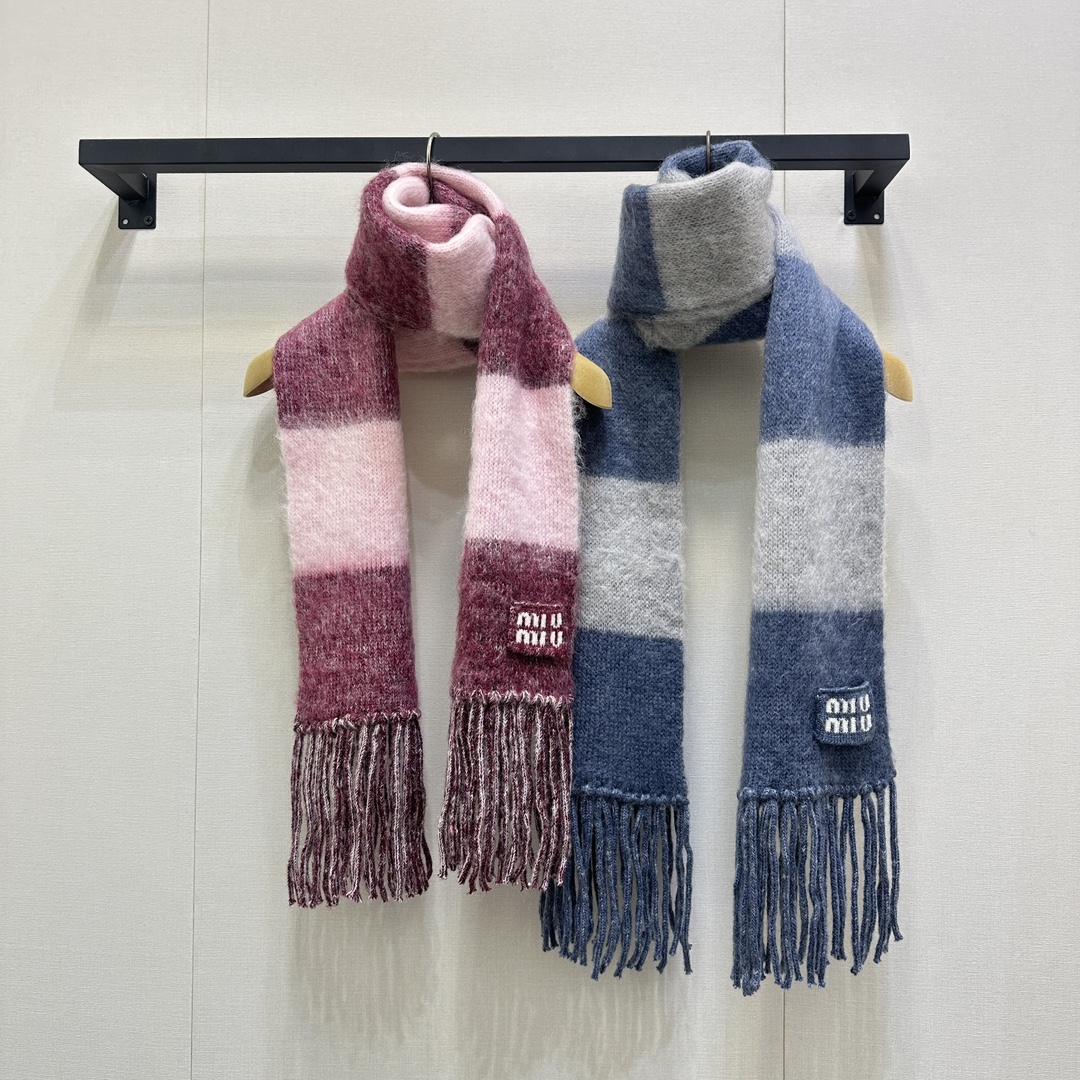NO:561301,Miu*iu new autumn and winter mohair wool blended cashmere lazy scarf丨originally developed!  High quality production!  Carefully made of mohair fabric, loose cut with stand-up collar, unique. Decorated with letters, it is more refined and can be matched with this series of clothing to show elegance and charm. Ready in stock. 2 colors, length 228 cm, width 22cm. Real product (scarf),,miumiu,alexander wang19860909Miu*iu 秋冬新款 马海毛羊毛混纺羊绒懒惰围巾丨原版开发！高版出品！采用马海毛面料精心制作,宽松剪裁搭配立领、别具一格.饰以字母更显精致,可与该系列服饰搭配,彰显优雅魅力.现货.2色长228 cm,宽22cm大货实拍（围巾）,,miumiu,alexander wang,Women's clothing