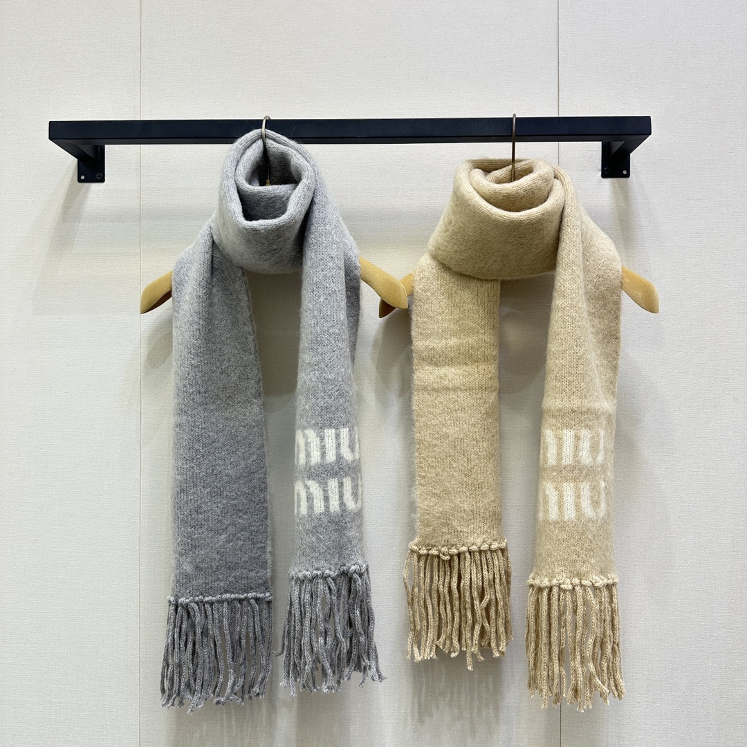 NO:561286,Miu*iu new autumn and winter mohair wool blended cashmere lazy scarf丨originally developed!  High quality production!  Carefully made of mohair fabric, loose cut with stand-up collar, unique. Decorated with letters, it is more refined and can be matched with this series of clothing to show elegance and charm. Ready in stock. 2 colors, length 228 cm, width 22cm. Real product (scarf),,miumiu,alexander wang19860909Miu*iu 秋冬新款 马海毛羊毛混纺羊绒懒惰围巾丨原版开发！高版出品！采用马海毛面料精心制作,宽松剪裁搭配立领、别具一格.饰以字母更显精致,可与该系列服饰搭配,彰显优雅魅力.现货.2色长228 cm,宽22cm大货实拍（围巾）,,miumiu,alexander wang,Women's clothing