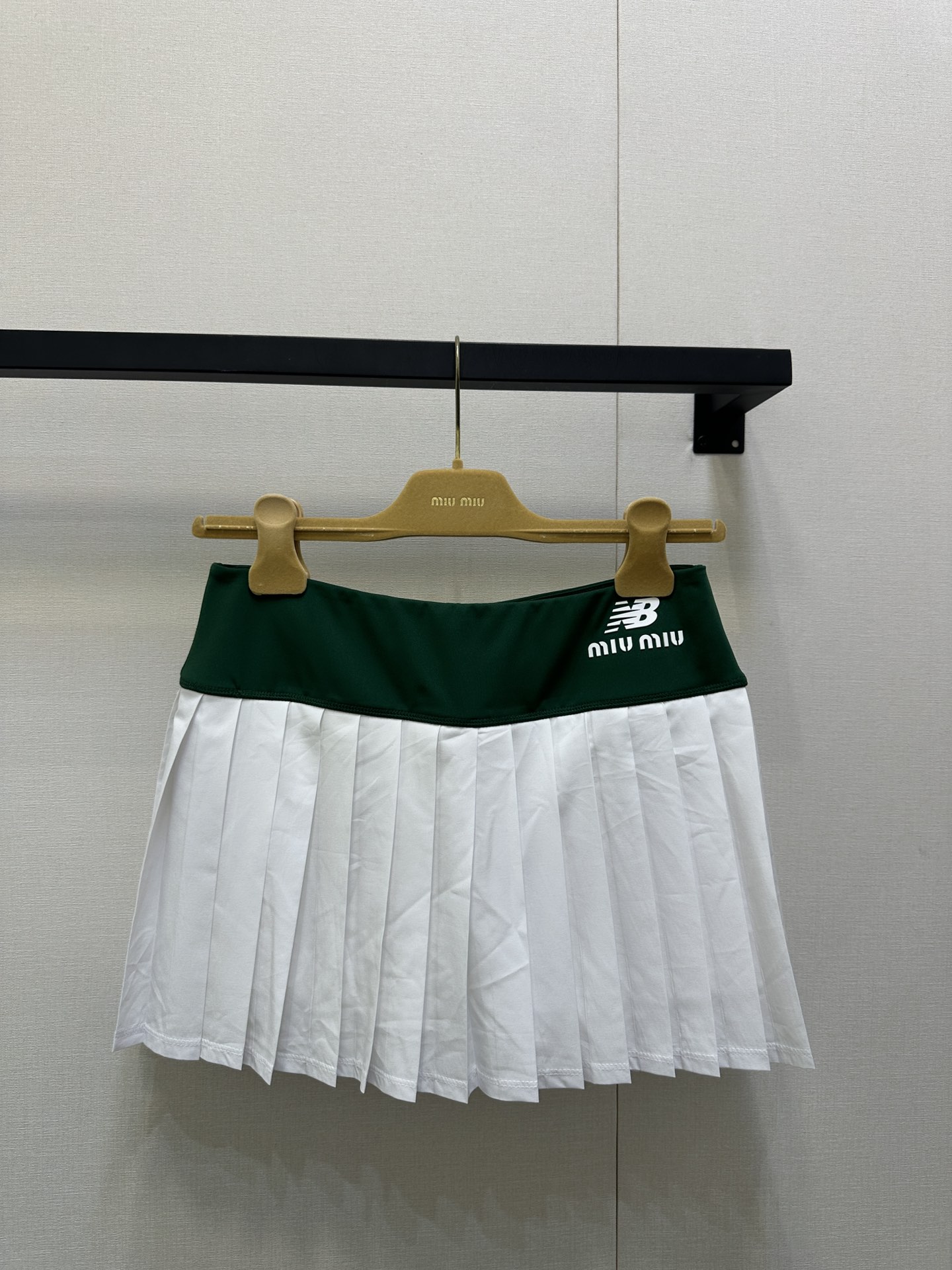 NO:561298,(Short skirt) MiuMiu x New Balanc joint tennis series uniforms, originally developed and produced in high version | The main colors are green and white embellishments, simple and energetic. High-performance sports fabrics, breathable and comfortable, suitable for high-intensity tennis. 'miu miu' logo + NB Logo on the chest, full of co-branded identity. The series contains multiple sets of designs, and Gauff has already worn it in Cincinnati and other events. It is both functional and fashionable. It is a must-have for tennis lovers!  The daily wear style is also super popular ~ Look for my version, ready for sale, SML real shots of large products, miumiu, skirts, alexander wang19860909（短裙）MiuMiu x New Balanc 联名网球系列球服 原版开发 高版本出品| 主色调为绿色白色点缀 简约又有活力计.高性能运动面料,透气舒适,适合高强度网球运动.胸前“miu miu”标志+NB Logo,联名身份感满满.系列含多套设计,辛辛那提站等赛事高芙已上身,兼具功能性与时尚感,网球爱好者必入! 日穿穿搭也超级出片哦～认准我家版本 现货发售 SML大货实拍,,miumiu,skirts,alexander wang,Women's clothing