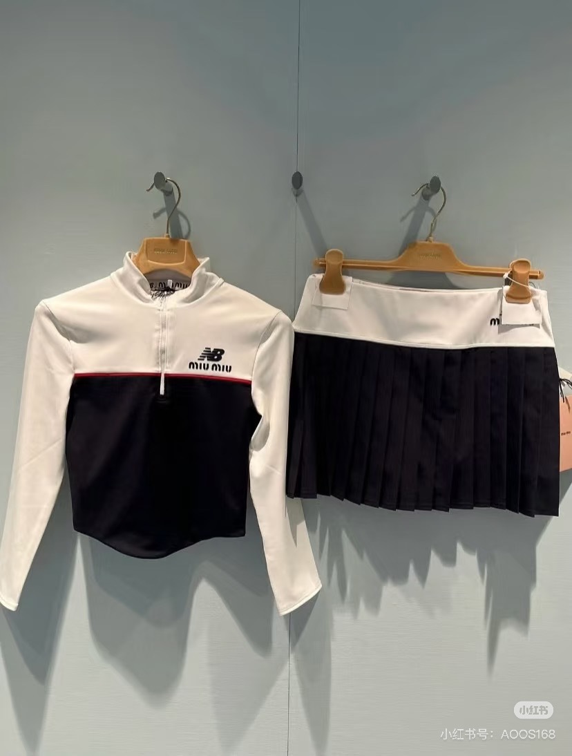 NO:561293,(Short skirt) MiuMiu x New Balanc joint tennis series uniforms, originally developed and produced in high version | The main colors are green and white embellishments, simple and energetic. High-performance sports fabrics, breathable and comfortable, suitable for high-intensity tennis. 'miu miu' logo + NB Logo on the chest, full of co-branded identity. The series contains multiple sets of designs, and Gauff has already worn it in Cincinnati and other events. It is both functional and fashionable. It is a must-have for tennis lovers!  The day-wear outfits are also super popular~ Check out my version. It’s on sale now. SML,,miumiu,skirts,alexander wang19860909（短裙）MiuMiu x New Balanc 联名网球系列球服 原版开发 高版本出品| 主色调为绿色白色点缀 简约又有活力计.高性能运动面料,透气舒适,适合高强度网球运动.胸前“miu miu”标志+NB Logo,联名身份感满满.系列含多套设计,辛辛那提站等赛事高芙已上身,兼具功能性与时尚感,网球爱好者必入! 日穿穿搭也超级出片哦～认准我家版本 现货发售 SML,,miumiu,skirts,alexander wang,Women's clothing