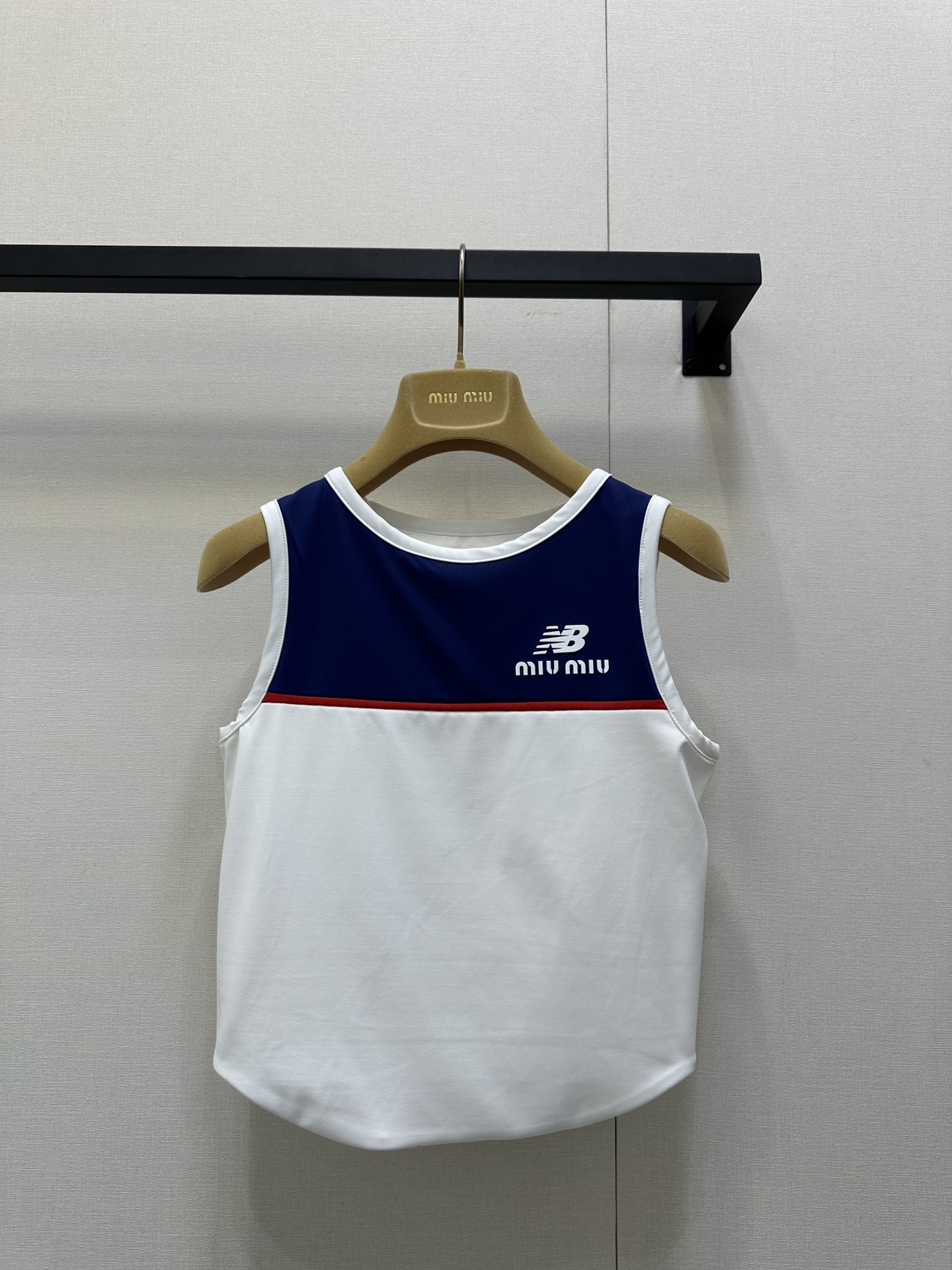 NO:561312,(Vest) MiuMiu x New Balanc joint tennis series uniforms, originally developed and produced in high version | The main colors are green and white embellishments, simple and energetic. High-performance sports fabrics, breathable and comfortable, suitable for high-intensity tennis. 'miu miu' logo + NB Logo on the chest, full of co-branded identity. The series contains multiple sets of designs, Gauff has already worn it in Cincinnati and other events, it is both functional and fashionable, a must-have for tennis lovers!  The daily wear style is also super popular ~ Look for my version, ready for sale, SML real shots of large products,, miumiu, alexander wang19860909（背心） MiuMiu x New Balanc 联名网球系列球服 原版开发 高版本出品| 主色调为绿色白色点缀 简约又有活力计.高性能运动面料,透气舒适,适合高强度网球运动.胸前“miu miu”标志+NB Logo,联名身份感满满.系列含多套设计,辛辛那提站等赛事高芙已上身,兼具功能性与时尚感,网球爱好者必入! 日穿穿搭也超级出片哦～认准我家版本 现货发售 SML大货实拍,,miumiu,alexander wang,Women's clothing