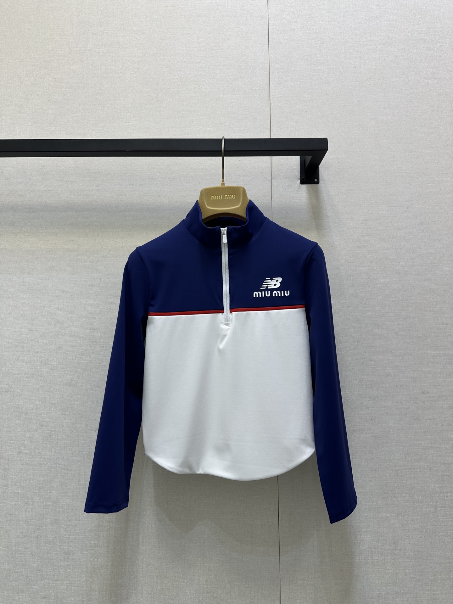 NO:561320,(Long-sleeved) MiuMiu x New Balanc joint tennis series uniforms, originally developed and produced in high version | The main colors are green and white embellishments, simple and energetic. High-performance sports fabrics, breathable and comfortable, suitable for high-intensity tennis. 'miu miu' logo + NB Logo on the chest, full of co-branded identity. The series contains multiple sets of designs, and Gauff has already worn it in Cincinnati and other events. It is both functional and fashionable. It is a must-have for tennis lovers!  The daily wear style is also super popular ~ Look for my version, ready for sale, SML real shots of large products,, miumiu, alexander wang19860909（长袖）MiuMiu x New Balanc 联名网球系列球服 原版开发 高版本出品| 主色调为绿色白色点缀 简约又有活力计.高性能运动面料,透气舒适,适合高强度网球运动.胸前“miu miu”标志+NB Logo,联名身份感满满.系列含多套设计,辛辛那提站等赛事高芙已上身,兼具功能性与时尚感,网球爱好者必入! 日穿穿搭也超级出片哦～认准我家版本 现货发售 SML大货实拍,,miumiu,alexander wang,Women's clothing