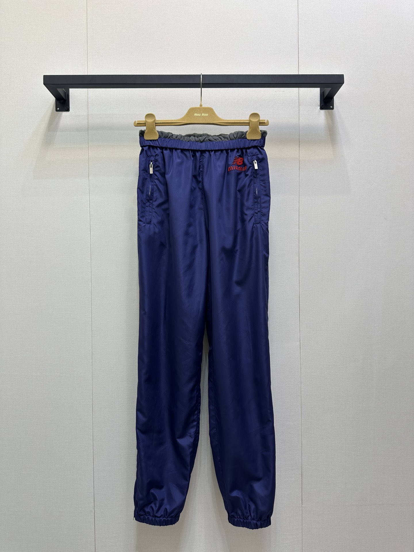 NO:561284,(Pants) MiuMiu x New Balanc joint tennis series uniforms, originally developed and produced in high version | The main colors are green and white, simple and energetic. High-performance sports fabrics, breathable and comfortable, suitable for high-intensity tennis. The 'miu miu' logo + NB Logo on the chest, full of joint identity. The series contains multiple sets of designs, and Gauff has already worn them in Cincinnati and other events. It is both functional and fashionable. It is a must-have for tennis lovers!  The daily wear style is also super popular ~ Look for my version, ready for sale, SML real shots of large products,, miumiu, alexander wang19860909（裤子）MiuMiu x New Balanc 联名网球系列球服 原版开发 高版本出品| 主色调为绿色白色点缀 简约又有活力计.高性能运动面料,透气舒适,适合高强度网球运动.胸前“miu miu”标志+NB Logo,联名身份感满满.系列含多套设计,辛辛那提站等赛事高芙已上身,兼具功能性与时尚感,网球爱好者必入! 日穿穿搭也超级出片哦～认准我家版本 现货发售 SML大货实拍,,miumiu,alexander wang,Women's clothing