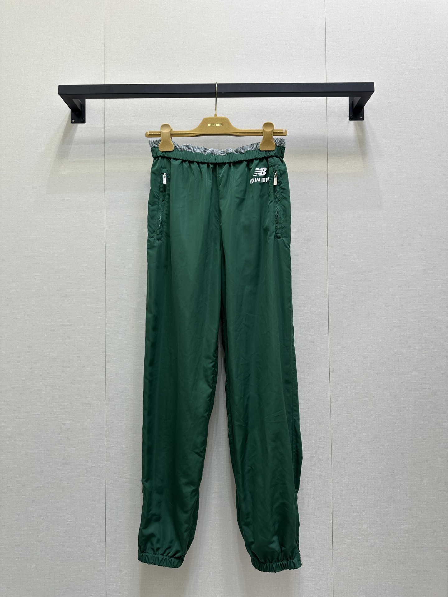 NO:561294,(Pants) MiuMiu x New Balanc joint tennis series uniforms, originally developed and produced in high version | The main colors are green and white, simple and energetic. High-performance sports fabrics, breathable and comfortable, suitable for high-intensity tennis. The 'miu miu' logo + NB Logo on the chest, full of joint identity. The series contains multiple sets of designs, and Gauff has already worn them in Cincinnati and other events. It is both functional and fashionable. It is a must-have for tennis lovers!  The daily wear style is also super popular ~ Look for my version, ready for sale, SML real shots of large products,, miumiu, alexander wang19860909（裤子）MiuMiu x New Balanc 联名网球系列球服 原版开发 高版本出品| 主色调为绿色白色点缀 简约又有活力计.高性能运动面料,透气舒适,适合高强度网球运动.胸前“miu miu”标志+NB Logo,联名身份感满满.系列含多套设计,辛辛那提站等赛事高芙已上身,兼具功能性与时尚感,网球爱好者必入! 日穿穿搭也超级出片哦～认准我家版本 现货发售 SML大货实拍,,miumiu,alexander wang,Women's clothing