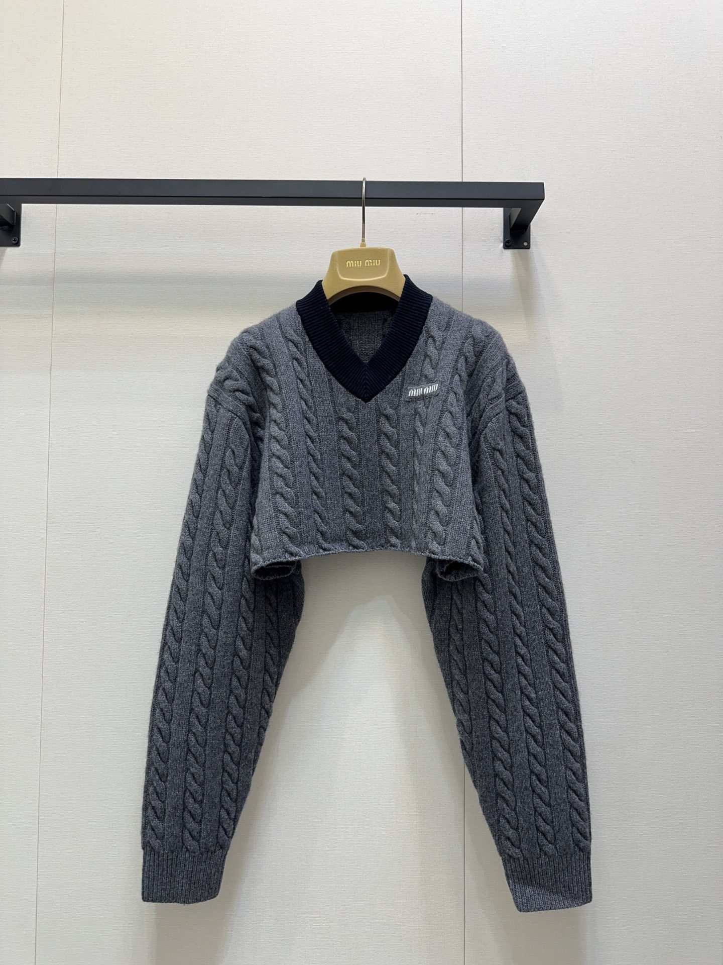 NO:562367,Miumi* 25Fw new autumn and winter new twist pattern thick V-neck short sweater丨original development!  High quality production!  Select soft, waxy and crisp wool blended fabrics, adopt an ultra-short V-neck design, the contrasting collar and the twist texture of the body form a visual hierarchy, and the tailoring that exposes the waistline instantly enlarges the body proportions; the iconic logo embellishes the chest, cleverly blending the retro feel of the college style with the sophistication of the luxury brand. The thick knitted fabric not only keeps warm in autumn and winter, but also gives the shape a full three-dimensional sense. Recommended!  Spot sale S/M/L large quantities of goods, real shots,,miumiu,sweaters,alexander wang19860909Miumi* 25Fw秋冬新款 麻花纹厚款V领短款毛衣丨原版开发！高版出品！甄选柔糯且挺括的羊毛混纺面料,采用超短款V领设计,撞色领口与衣身的麻花纹理形成视觉层次,露出腰线的剪裁瞬间拉满身材比例；标志性的徽标点缀胸前,将学院风的复古感与奢牌的精致感巧妙糅合,厚款针织面料在秋冬保暖的同时,更赋予造型饱满的立体感.推荐！现货发售S/M/L大货实拍,,miumiu,sweaters,alexander wang,Women's clothing