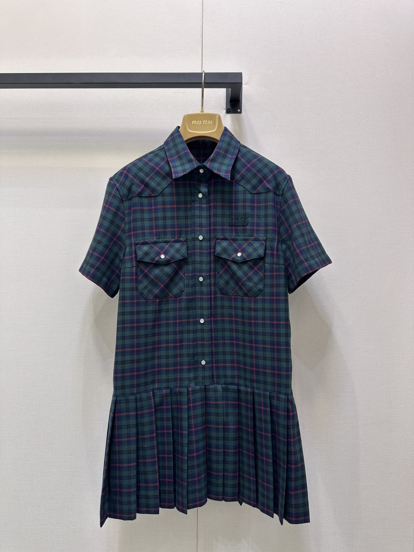 NO:562326,MiuMi* 25Fw early autumn new retro plaid dress originally developed!  High quality production!  The dark green and red-brown retro plaid pattern comes with an American retro filter, which is visually retro and eye-catching; the fabric is crisp and textured, and the letters are three-dimensionally embroidered on the chest!  Short-sleeved cut, classic lapel + double pocket design, full of retro feel and practicality, can be worn alone or layered. It is available in S/M/L, real shots, miumiu, skirts, T-shirt, alexander wang19860909MiuMi* 25Fw早秋新款 复古格纹连衣裙 原版开发！高版出品！深绿与红棕交织的复古格纹,自带美式复古滤镜,视觉上复古又吸睛；面料挺括有质感,胸口立体刺绣字母！短袖剪裁,经典翻领+双口袋设计,复古感拉满的同时又添实用性,单穿叠穿都有亮点.现货发售S/M/L大货实拍,,miumiu,skirts,T-shirt,alexander wang,Women's clothing