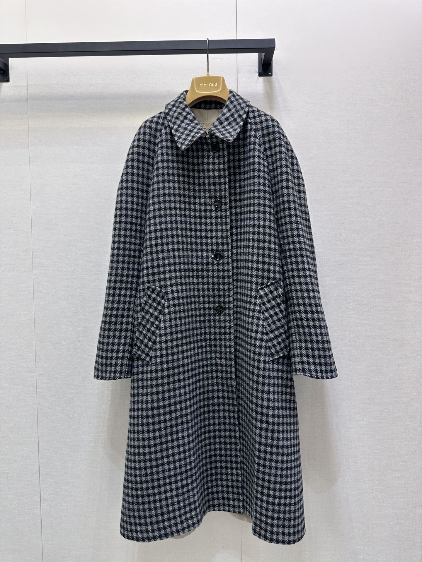 NO:562357,(Gray plaid) Miumiu25's new double-sided windbreaker jacket. This windbreaker jacket can be said to be both beautiful and practical. One side is made of windbreaker fabric, and the other side is made of khaki plaid wool, so it is a coat and a windbreaker. It is a regular version. Whether it is worn with a sweater or layered, it is super beautiful. It has a sense of high-end. Each side has a different style. It is highly recommended. SML's actual photos (double-sided wear), miumiu, jackets &  coats,sweaters,alexander wang19860909（灰色格纹）Miumiu25新款双面风衣外套,这款风衣外套可以说是兼具的美观和实用性,一面是风衣面料,另外一面是卡其色的格子的羊毛呢,所以说又是一款大衣,又是一款风衣,常规版型.不管是搭配毛衣还是叠搭穿都超级美 高级感直接拉满 每一面都有不同的风格,强烈推荐,SML大货实拍（双面穿）,,miumiu,jackets & coats,sweaters,alexander wang,Women's clothing