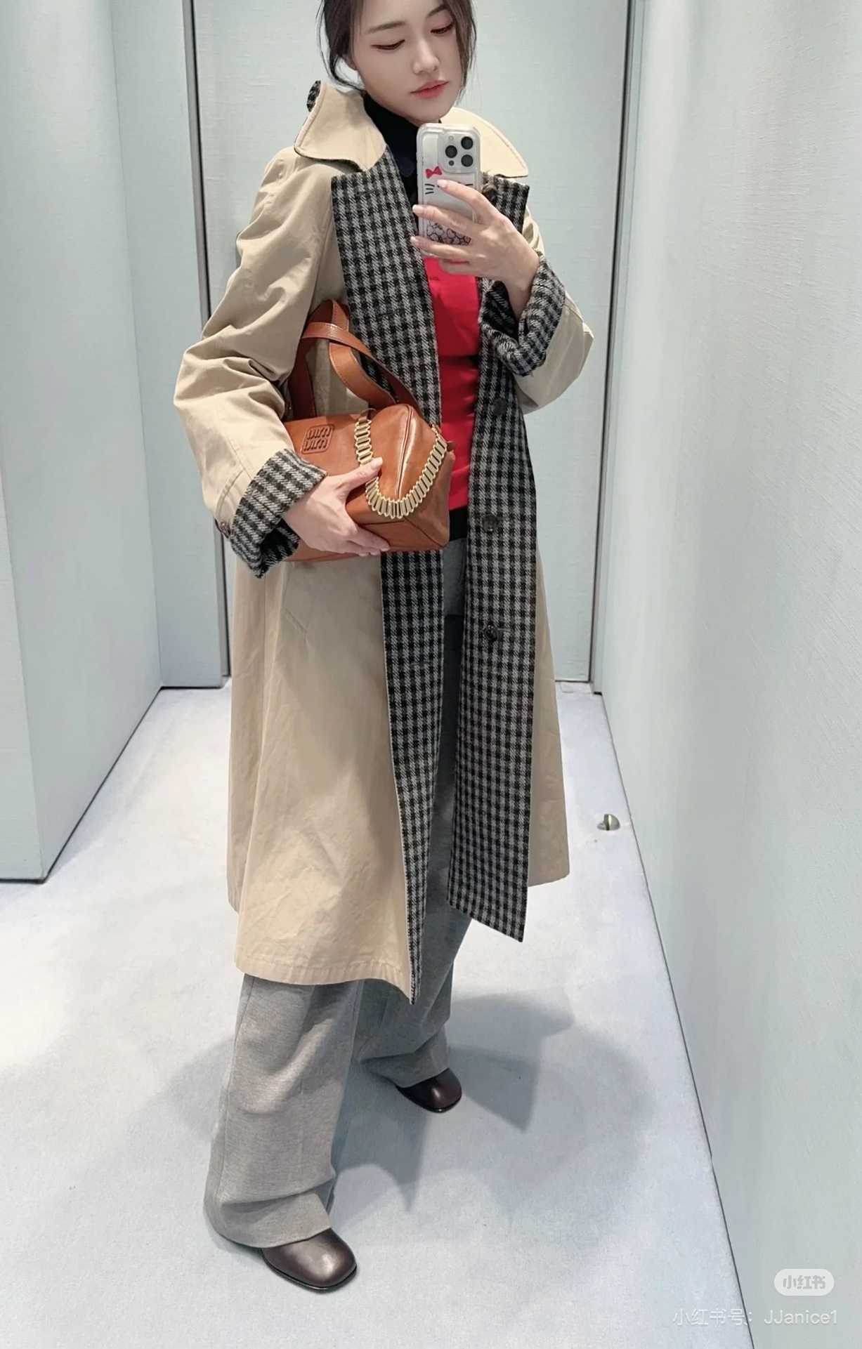 NO:562362,(Gray plaid) Miumiu25's new double-sided windbreaker jacket. This windbreaker jacket can be said to be both beautiful and practical. One side is made of windbreaker fabric, and the other side is made of khaki plaid wool. So it is a coat and a windbreaker, with a regular fit. Whether it is worn with a sweater or layered, it is super beautiful and has a high-end feel. Each side has a different style. Highly recommended, SML,, miumiu, jackets &  coats,sweaters,alexander wang19860909（灰色格纹）Miumiu25新款双面风衣外套,这款风衣外套可以说是兼具的美观和实用性,一面是风衣面料,另外一面是卡其色的格子的羊毛呢,所以说又是一款大衣,又是一款风衣,常规版型.不管是搭配毛衣还是叠搭穿都超级美 高级感直接拉满 每一面都有不同的风格,强烈推荐,SML,,miumiu,jackets & coats,sweaters,alexander wang,Women's clothing