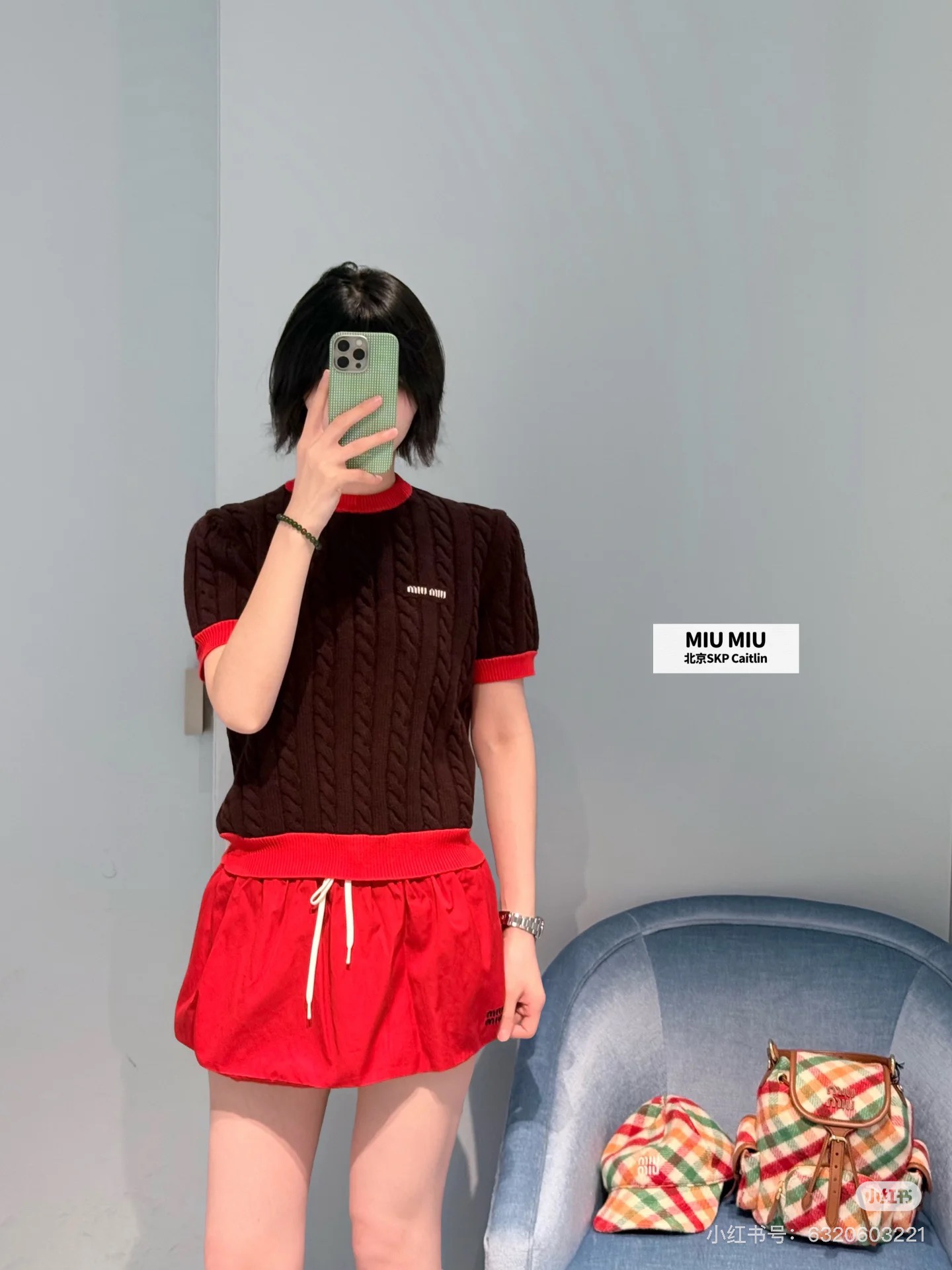 NO:564594,Miumi* 25Fw early autumn new style logo slim fit twist round neck wool short-sleeved sweater丨Original development!  High quality production!  High-quality wool fabrics are selected, and the twist knitting process gives the body a full and three-dimensional texture. It not only retains the warmth and softness of wool, but also adapts to the early autumn climate because of the short-sleeved version. It is worn next to the skin with the gentle care of wool, but visually it outlines a graceful figure with its slim tailoring. It cleverly combines the laziness of French retro with the delicateness of a girl. Red and brown contrasting colors  The knot is highly recognizable, the red hemming of the round neck and cuffs is like a bright note jumping on the dark brown background, and the exquisite logo embroidery on the chest low-key highlights the identity of the luxury brand, allowing every detail to hide the brand's ultimate pursuit of texture. Ready for sale S/M/L,, miumiu, T-shirt, alexander  wang19860909Miumi* 25Fw早秋新款 徽标修身麻花圆领羊毛短袖针织衫丨原版开发！高版出品！甄选高品质羊毛面料,麻花针织工艺赋予衣身饱满立体的纹理感,既保留羊毛的温暖软糯,又因短袖版型适配早秋气候,贴肤穿着是羊毛的轻柔呵护,视觉上却凭借修身剪裁勾勒出曼妙身形,将法式复古的慵懒与少女的娇俏巧妙糅合.红棕撞色细节极具辨识度,圆领与袖口的红色包边,像一抹亮色音符跳跃在深棕底色上,胸前精致的徽标刺绣,低调彰显奢牌身份,让每一处细节都藏着品牌对质感的极致追求.现货发售S/M/L,,miumiu,T-shirt,alexander wang,Women's clothing