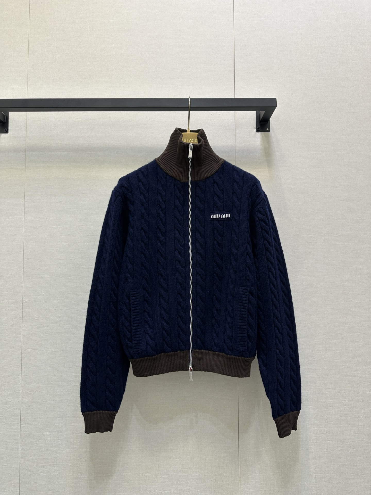 NO:564610,Miu Miu's brown spliced knitted stand-collar cardigan. Originally developed and produced in a high version. Twist texture + brown contrasting color. Full of retro college style. Soft knitted fabric, close-fitting and comfortable. The short design shows off the waistline. It goes well with high-waisted skirts or trousers. The brand logo on the chest is full of details. Wear it in autumn and winter to keep warm and fashionable. It can be easily used in daily casual or light formal occasions ~ Look for my version. Size S M  L real shots of large goods,,miumiu,skirts,alexander wang19860909Miu Miu这款 棕拼接针织立领开衫.原版开发 高版本出品 麻花纹理+棕撞色 复古学院风满满 柔软针织面料,贴身又舒适,短款设计超显腰线,搭配高腰裙or裤装都很出彩 胸前品牌标识 细节感拉满 秋冬穿它保暖又时髦,日常休闲或轻正式场合都能轻松驾驭 ～认准我家版本 码数S M L大货实拍,,miumiu,skirts,alexander wang,Women's clothing