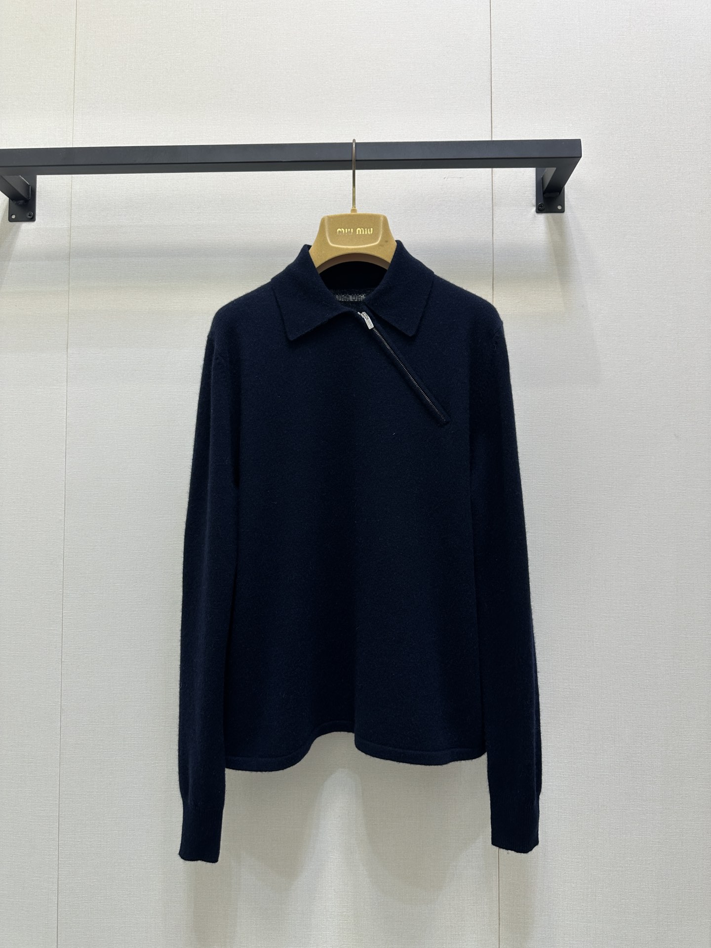 NO:564601,Miumi* 25Fw Early Autumn New Diagonal Zipper Cashmere Knitted Polo Shirt丨Original development!  High quality production!  The diagonal zipper design breaks the rules and injects a punk feel into the classic Polo shirt. The cleverness of the Polo collar and the rebelliousness of the zipper create a unique spark; the fine cashmere is selected, soft and skin-friendly, both warm and high-end. The navy blue tone has a calm temperament, which is the texture of the autumn and winter wardrobe. Ready for sale S/M/L large quantities of real photos, miumiu, alexander wang19860909Miumi* 25Fw早秋新款 斜拉链山羊绒针织Polo衫丨原版开发！高版出品！打破常规的斜向拉链设计,为经典Polo衫注入朋克感,Polo领的乖巧与拉链的叛逆碰撞出独特火花；精选细腻山羊绒,触感软糯亲肤,保暖性与高级感兼具,藏蓝色调自带沉静气质,是秋冬衣橱的质感担当.现货发售S/M/L大货实拍,,miumiu,alexander wang,Women's clothing