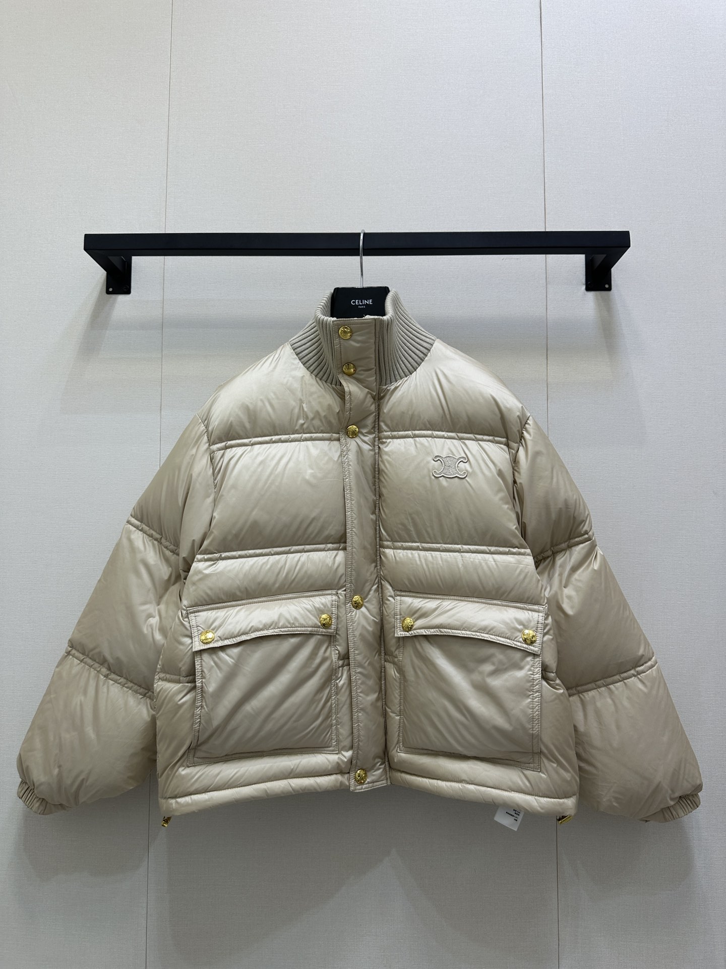 NO:565660,Comes with dust bag (jacket) Celin* 25FW new autumn and winter contrast color knitted collar down jacket丨Original development and high version production!  Down fabric has a high-end texture and is low-key and restrained. The contrasting knitted design on the neckline and the loose sleeveless silhouette are friendly to all body shapes. It can be easily layered on top of sweaters and sweatshirts to add warmth, or can be worn alone to create a casual tone. The high-quality down filling is fluffy and full, and has excellent temperature locking properties, allowing you to feel light and warm even in the low temperatures of autumn and winter. Available now in S/M/L, large quantities, real shots, celine, hoodie, sweatshirts, jackets &  coats, sweaters, down jacket, alexander wang19860909配防尘袋（外套）Celin* 25FW秋冬新款 撞色针织领羽绒外套丨原版开发 高版出品！羽绒面料,质感高级且低调内敛.领口的撞色针织设计,宽松无袖廓形对各种身形友好,既能轻松叠穿在毛衣、卫衣之外增加保暖层次,又可单穿打造随性腔调.高品质羽绒填充蓬松饱满,锁温性极佳,让你在秋冬低温中也能感受轻盈暖意.现货发售S/M/L大货实拍,,celine,hoodie,sweatshirts,jackets & coats,sweaters,down jacket,alexander wang,Women's clothing