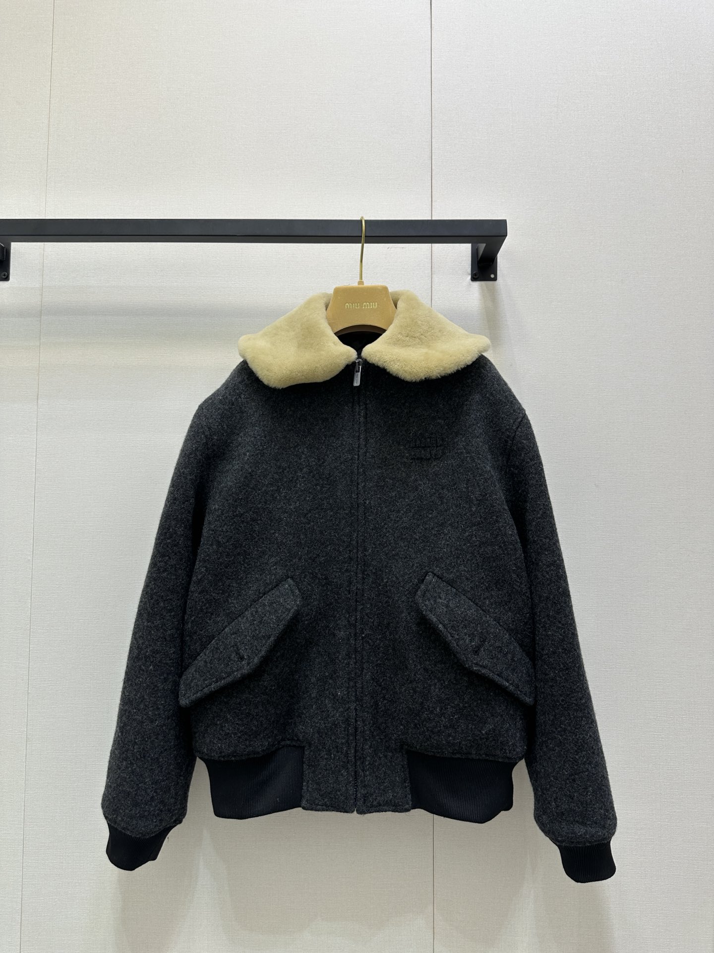 NO:565632,Miu Miu 25fw new autumn and winter sheep wool lapel cotton jacket, originally developed and produced in a higher version. This jacket is really good-looking. The collar is made of super soft sheepskin. The warmth and practicality of the quilting are first-class, and the texture is super soft and warm!  Practical and fashionable. The cuffs and hem are spliced with dark gray knit, which is full of layers. It is very versatile in autumn and winter. It can be easily worn for daily commuting or leisure. It looks great with skirts and trousers. It is elegant and comfortable. It is a must-have item for the autumn and winter wardrobe! Look for our version to be sold in stock. SML has real photos of large products,, miumiu, skirts, jackets & coats, sheepskin, alexander wang19860909Miu Miu 25fw秋冬新款 绵羊毛翻领棉服外套 原版开发 高版本出品 这款外套真的是非常的好看,领子是羊皮毛的超级柔软 夹棉的保暖性和实用性一级,质感超柔软又保暖! 实用又时髦计.袖口和下摆拼接深灰针织,层次感满满,秋冬穿搭超百搭~日常通勤或休闲都能轻松驾驭,搭配裙装裤装都很出彩,优雅又舒适,是秋冬衣橱必备单品!认准我家版本现货发售 SML大货实拍,,miumiu,skirts,jackets & coats,sheepskin,alexander wang,Women's clothing