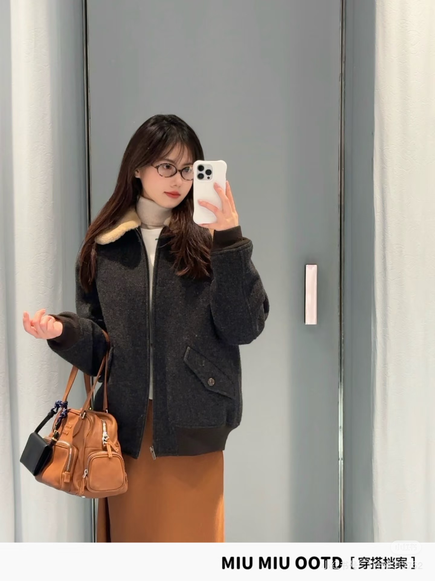 NO:565636,Miu Miu 25fw new autumn and winter sheep wool lapel cotton jacket, originally developed and produced in a higher version. This jacket is really good-looking. The collar is made of super soft sheepskin. The warmth and practicality of the quilting are first-class, and the texture is super soft and warm!  Practical and fashionable. The cuffs and hem are spliced with dark gray knit, which is full of layers. It is very versatile for autumn and winter wear. It can be easily worn for daily commuting or leisure. It looks great with skirts and trousers. It is elegant and comfortable. It is a must-have item for the autumn and winter wardrobe! Look for our version for sale in stock. SML,,miumiu,skirts,jackets & coats,sheepskin,alexander wang19860909Miu Miu 25fw秋冬新款 绵羊毛翻领棉服外套 原版开发 高版本出品 这款外套真的是非常的好看,领子是羊皮毛的超级柔软 夹棉的保暖性和实用性一级,质感超柔软又保暖! 实用又时髦计.袖口和下摆拼接深灰针织,层次感满满,秋冬穿搭超百搭~日常通勤或休闲都能轻松驾驭,搭配裙装裤装都很出彩,优雅又舒适,是秋冬衣橱必备单品!认准我家版本现货发售 SML,,miumiu,skirts,jackets & coats,sheepskin,alexander wang,Women's clothing