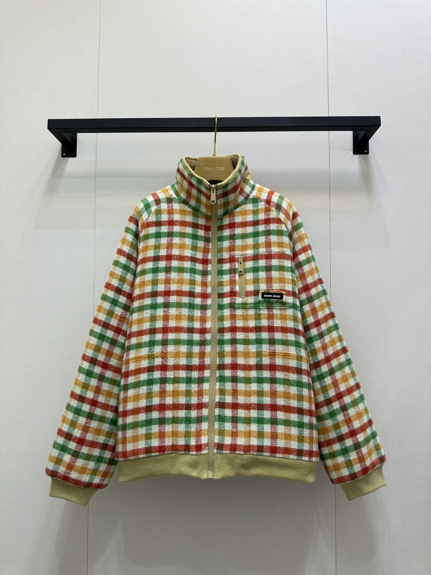 NO:565639,Miumi* 25Fw new autumn and winter show color plaid lamb fur collar jacket丨originally developed!  High quality production!  Soft lambswool lapels and lining, golden zippers running through the body, and the brand logo on the small chest pocket, combining plaid and lambswool elements to create a sweet and cool girly feel, redefining the luxury casual style in autumn and winter. Selected wool blended fabrics, the plaid weave is delicate and crisp; the lambswool collar has been specially treated, Overs  ize tailoring is suitable for various body types, with good fluffiness and skin-friendliness, taking into account both warmth and styling. Every stitching and hardware continues Miu’s high-end craftsmanship, allowing practical wearability and luxury to coexist. Available in stock, S/M/L, large quantities, real shots,, miumiu, versace, jackets  & coats,jackets & coats,alexander wang19860909Miumi* 25Fw秋冬新款 秀款彩色格纹羊羔毛领夹克外套丨原版开发！高版出品！柔软羊羔毛翻领与内衬,金色拉链贯穿衣身,搭配胸口小口袋的品牌徽标,将格纹与羊羔毛元素碰撞出甜酷兼具的少女感,重新定义秋冬奢华休闲风.精选羊毛混纺面料,格纹织法细腻挺括；羊羔毛领经特殊处理,Oversize剪裁适配多元身材,蓬松度与亲肤性俱佳,兼顾保暖与造型感.每一处缝线与五金都延续Miu的高定工艺,让实穿性与奢华感并存.现货发售S/M/L大货实拍,,miumiu,versace,jackets & coats,jackets & coats,alexander wang,Women's clothing