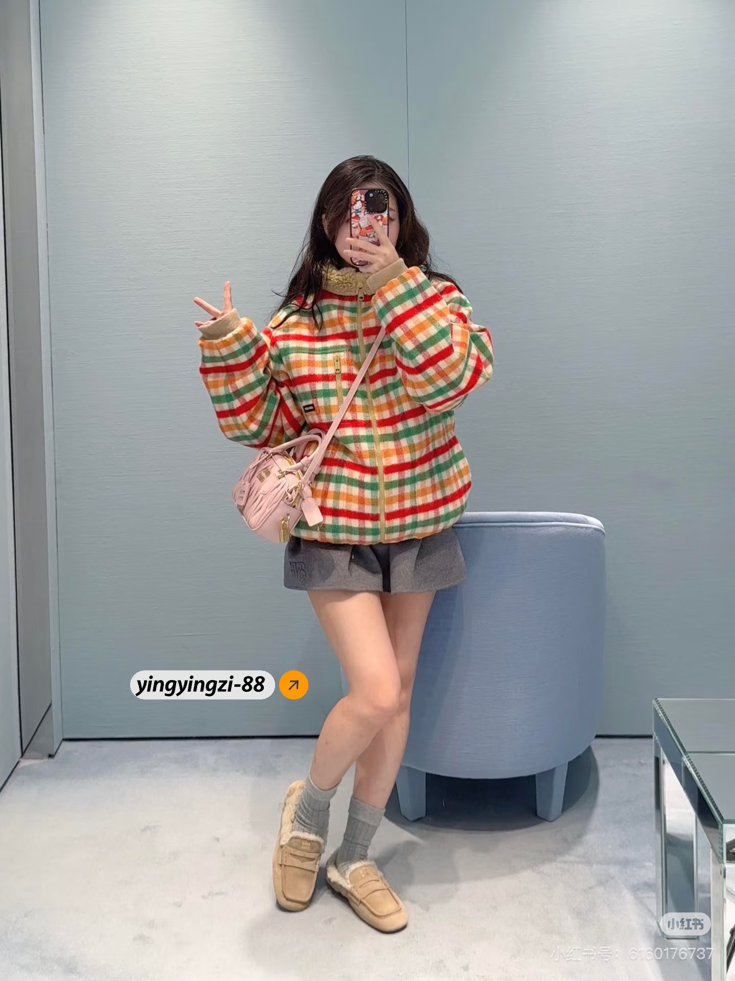 NO:565644,Miumi* 25Fw new autumn and winter show color plaid lamb fur collar jacket丨originally developed!  High quality production!  Soft lambswool lapels and lining, golden zippers running through the body, and the brand logo on the small chest pocket, the plaid and lambswool elements collide to create a sweet and cool girly feel, redefining the luxury casual style in autumn and winter. Selected wool blended fabrics, the plaid weave is delicate and crisp; the lambswool collar has been specially treated, Ove  The rsize tailoring is suitable for various body types, with good fluffiness and skin-friendliness, taking into account both warmth and styling. Every stitching and hardware continues Miu’s high-end craftsmanship, allowing practical wear and luxury to coexist. Available in stock S/M/L,, miumiu, versace, jackets  & coats,jackets & coats,alexander wang19860909Miumi* 25Fw秋冬新款 秀款彩色格纹羊羔毛领夹克外套丨原版开发！高版出品！柔软羊羔毛翻领与内衬,金色拉链贯穿衣身,搭配胸口小口袋的品牌徽标,将格纹与羊羔毛元素碰撞出甜酷兼具的少女感,重新定义秋冬奢华休闲风.精选羊毛混纺面料,格纹织法细腻挺括；羊羔毛领经特殊处理,Oversize剪裁适配多元身材,蓬松度与亲肤性俱佳,兼顾保暖与造型感.每一处缝线与五金都延续Miu的高定工艺,让实穿性与奢华感并存.现货发售S/M/L,,miumiu,versace,jackets & coats,jackets & coats,alexander wang,Women's clothing