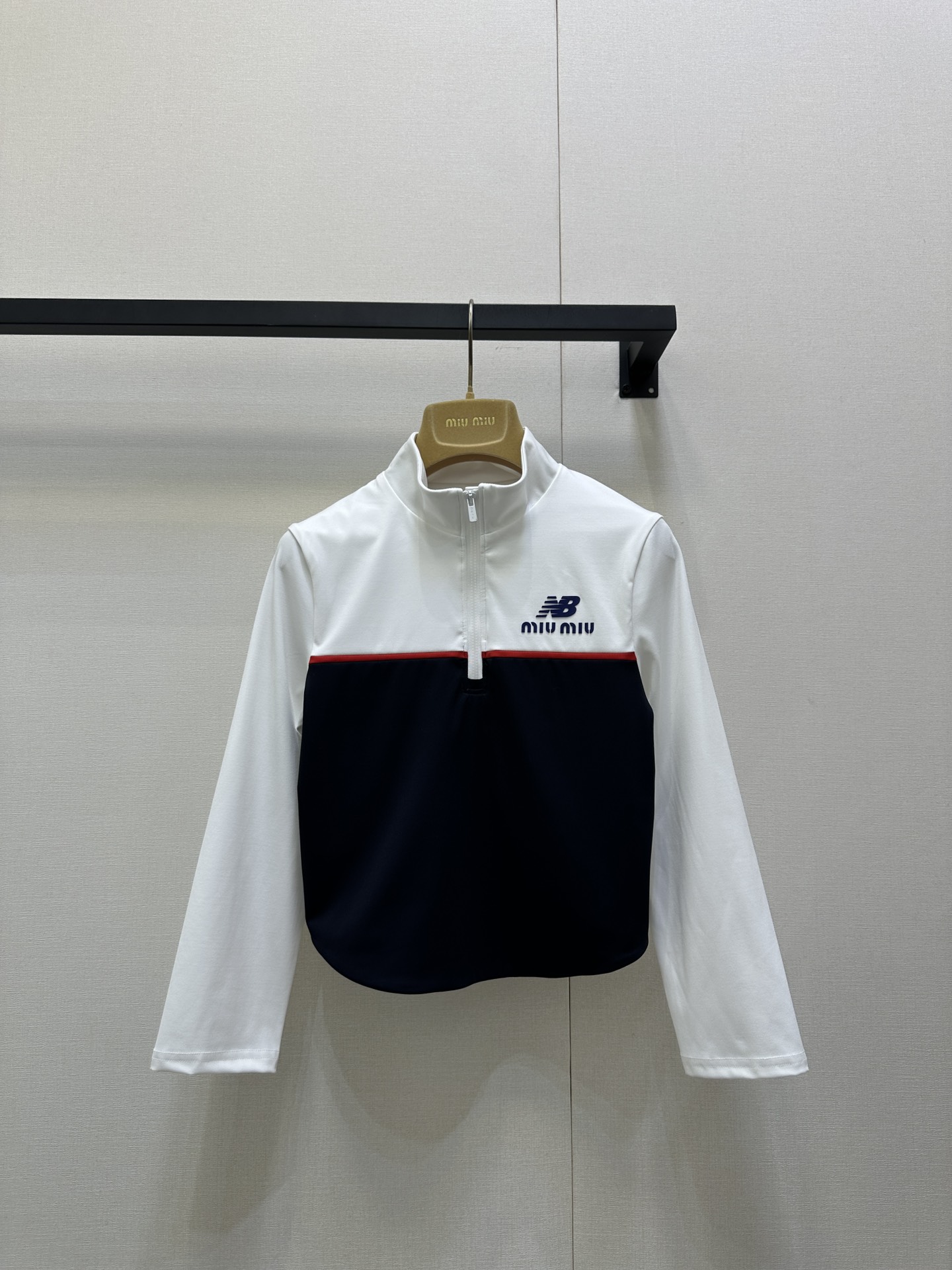 NO:565624,(Long-sleeved) MiuMiu x New Balac joint tennis series uniforms, originally developed and produced in high version | The main colors are green and white embellishments, simple and energetic. High-performance sports fabrics, breathable and comfortable, suitable for high-intensity tennis. 'miu miu' logo + NB Logo on the chest, full of co-branded identity. The series contains multiple sets of designs, Gauff has already worn it in Cincinnati and other events, it is both functional and fashionable, a must-have for tennis lovers!  The daily wear style is also super popular ~ Look for my version, ready for sale, SML real shots of large products,, miumiu, alexander wang19860909（长袖） MiuMiu x New Balac 联名网球系列球服 原版开发 高版本出品| 主色调为绿色白色点缀 简约又有活力计.高性能运动面料,透气舒适,适合高强度网球运动.胸前“miu miu”标志+NB Logo,联名身份感满满.系列含多套设计,辛辛那提站等赛事高芙已上身,兼具功能性与时尚感,网球爱好者必入! 日穿穿搭也超级出片哦～认准我家版本 现货发售 SML大货实拍,,miumiu,alexander wang,Women's clothing